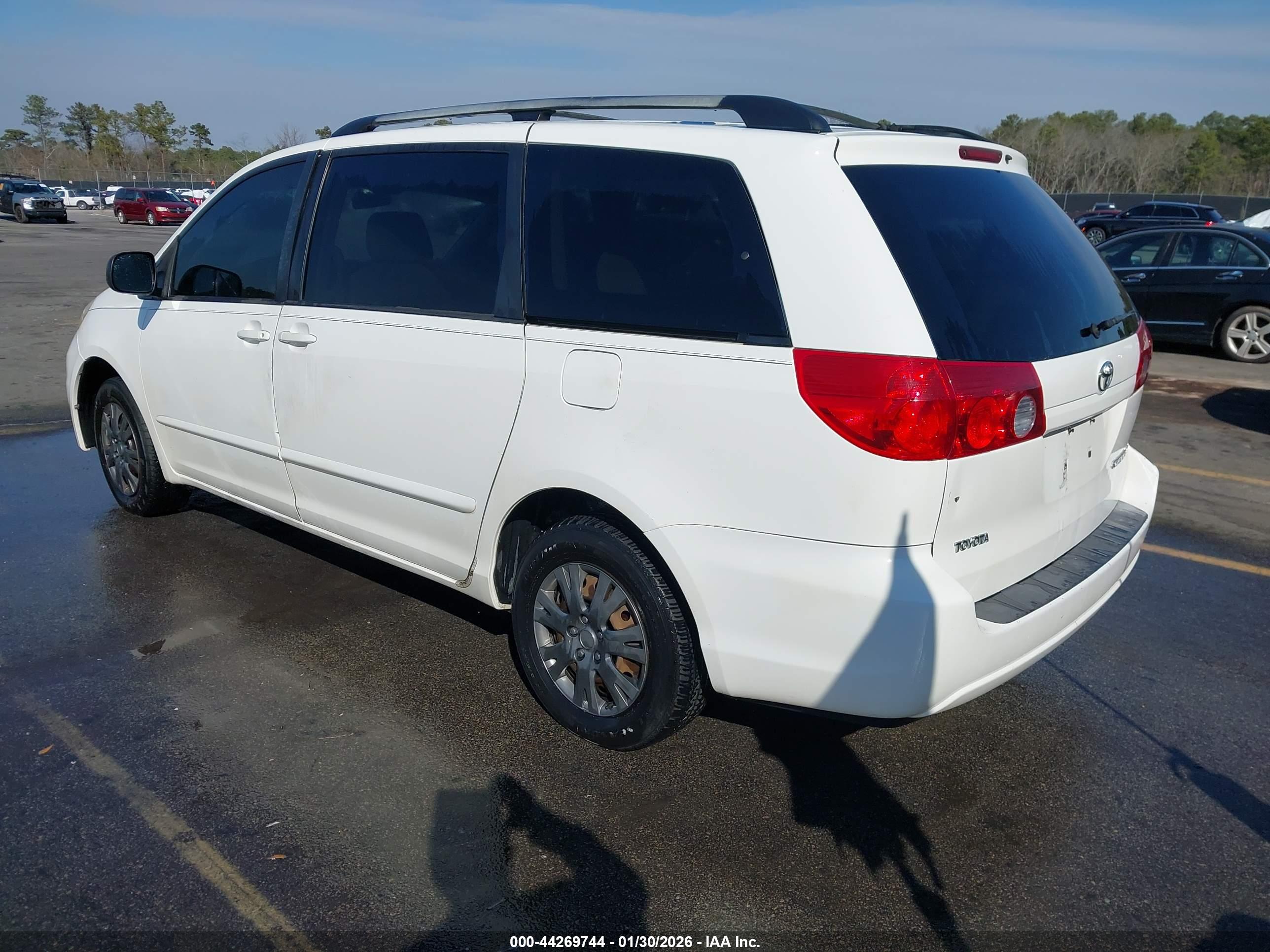 TOYOTA SIENNA image 3