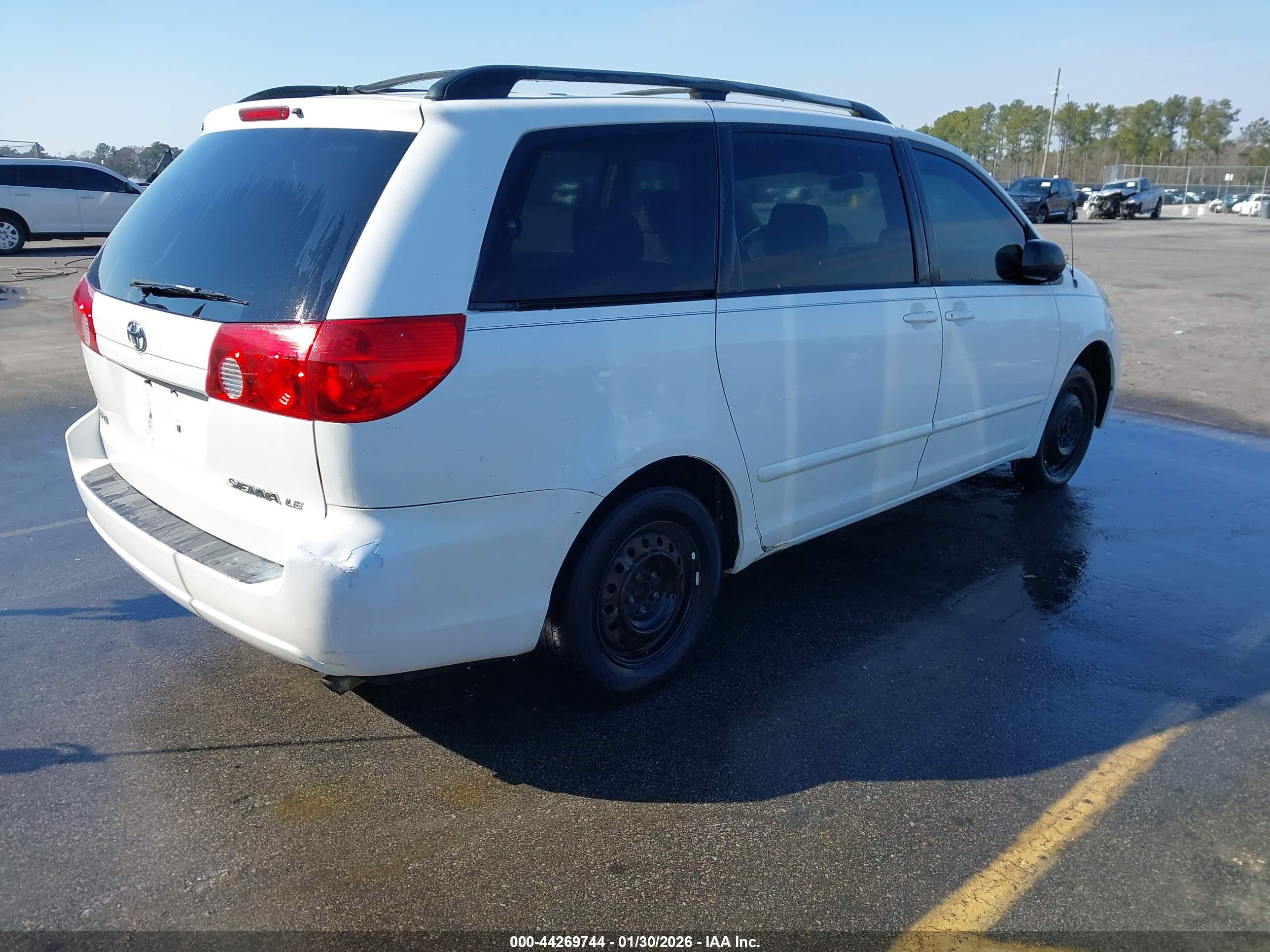 TOYOTA SIENNA image 4