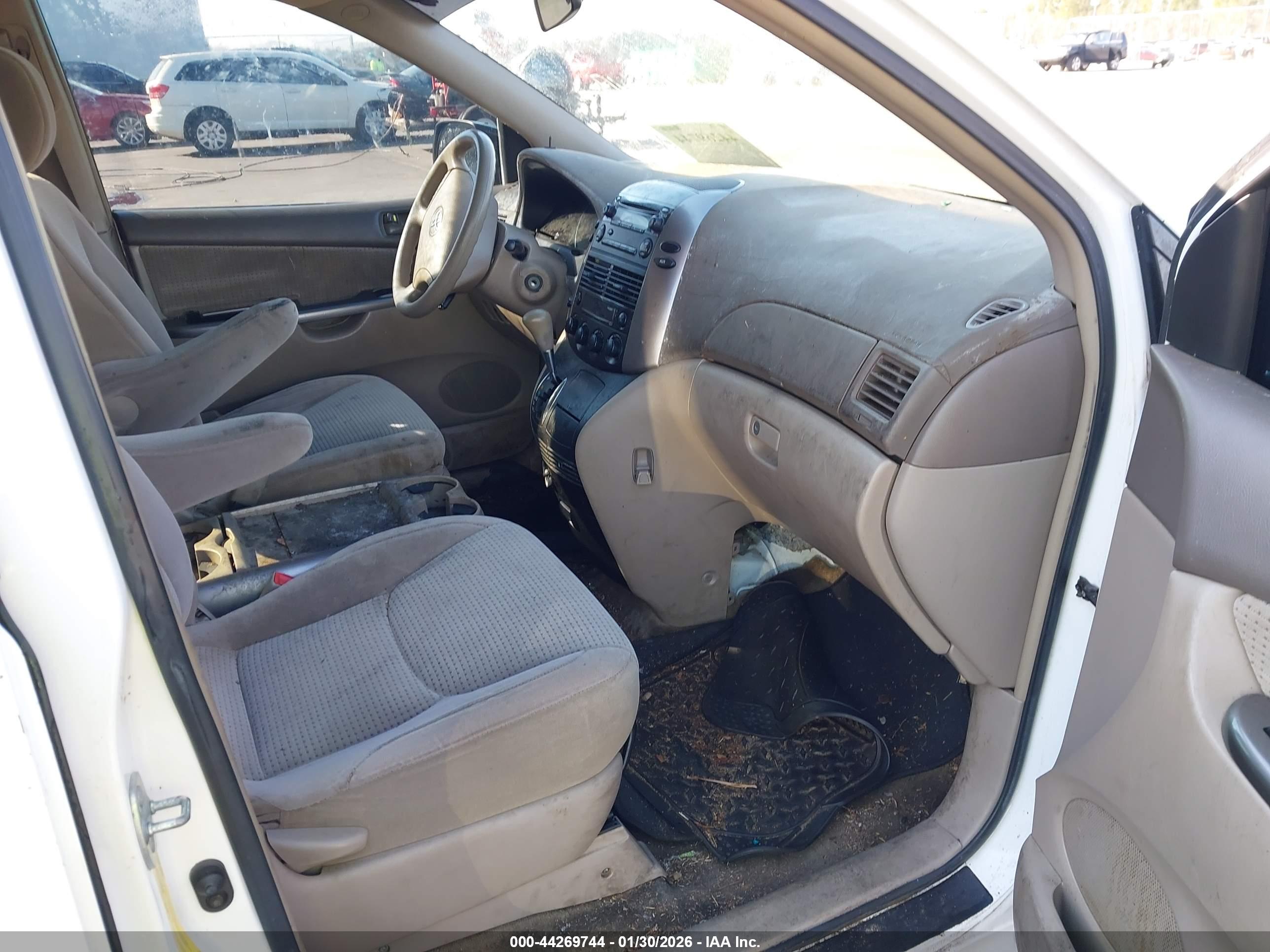 TOYOTA SIENNA image 5