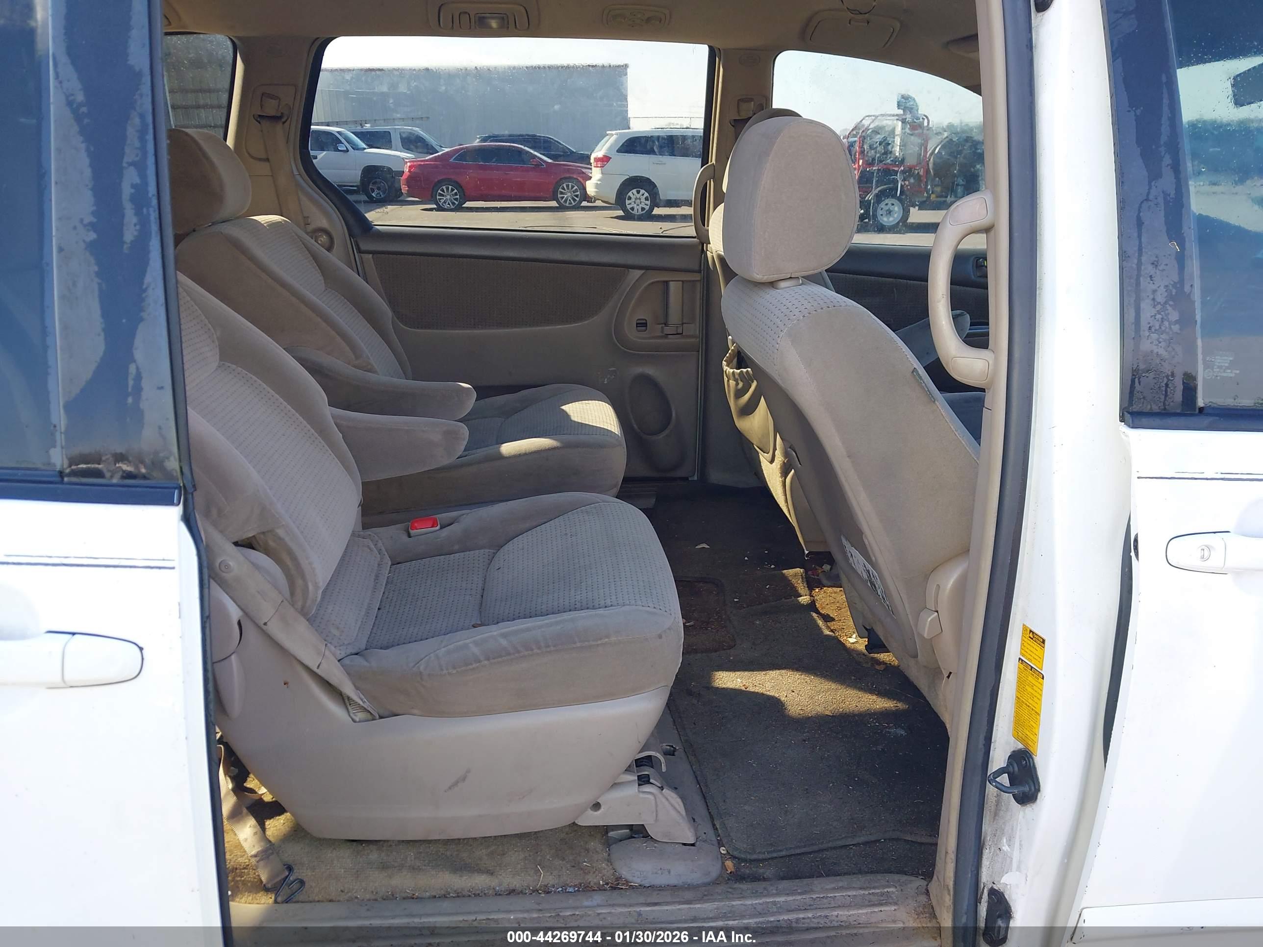 TOYOTA SIENNA image 8