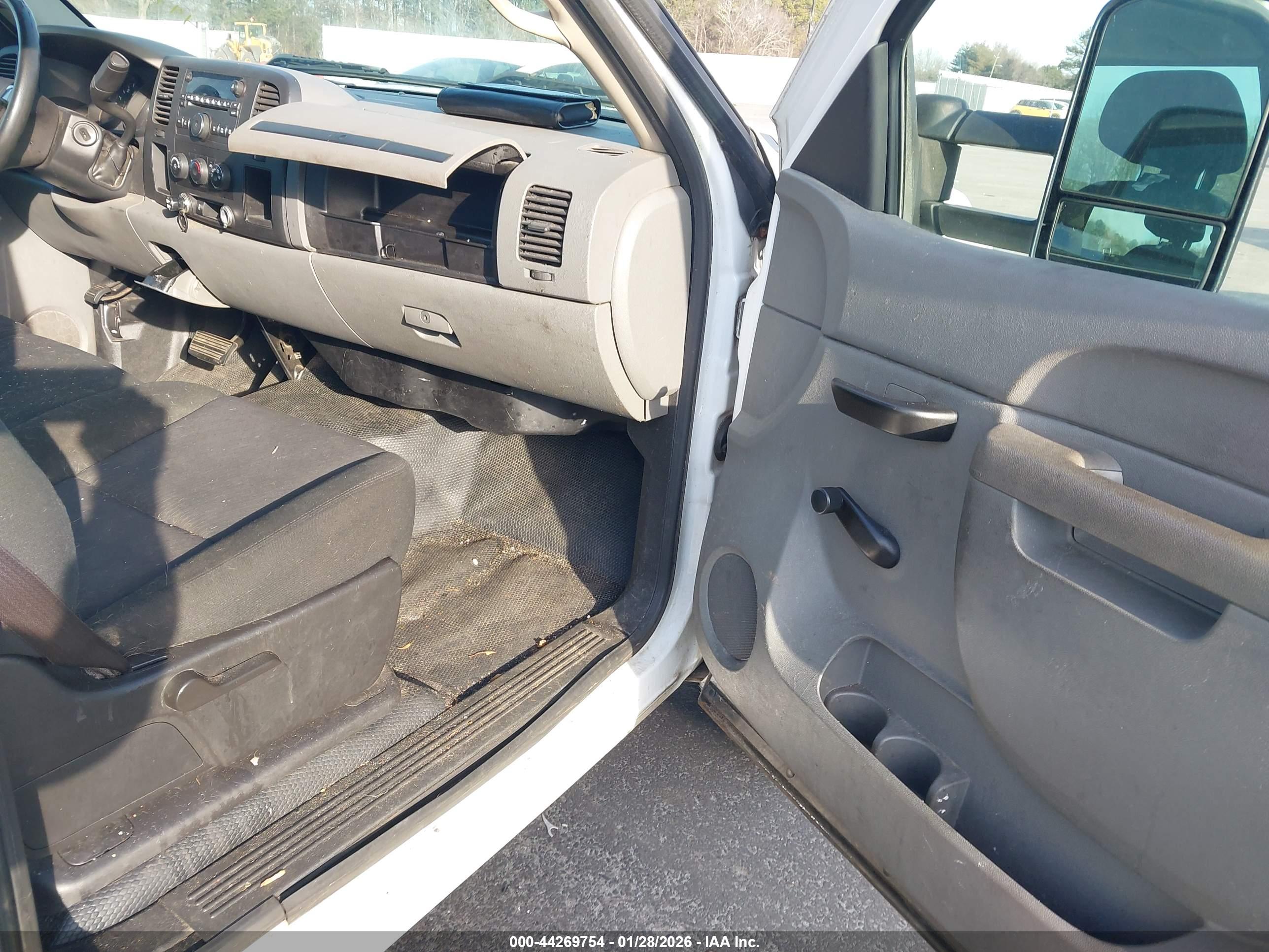 CHEVROLET SILVERADO image 5