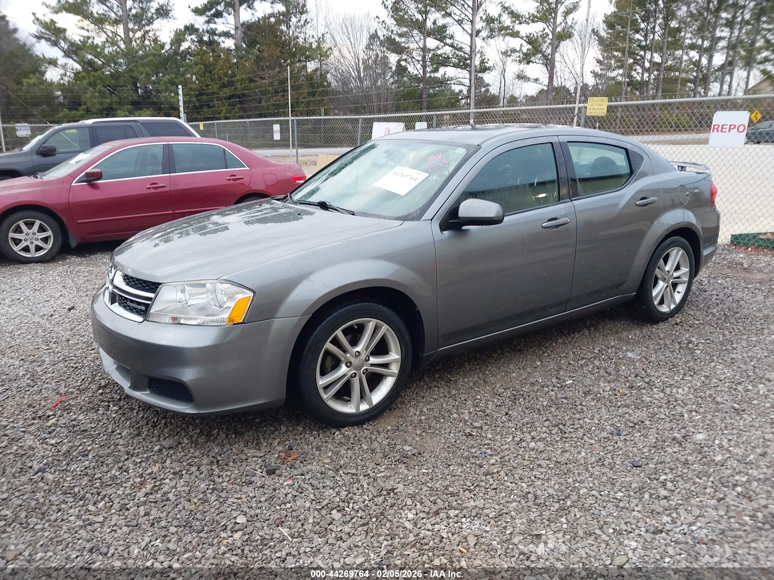 DODGE AVENGER image 2
