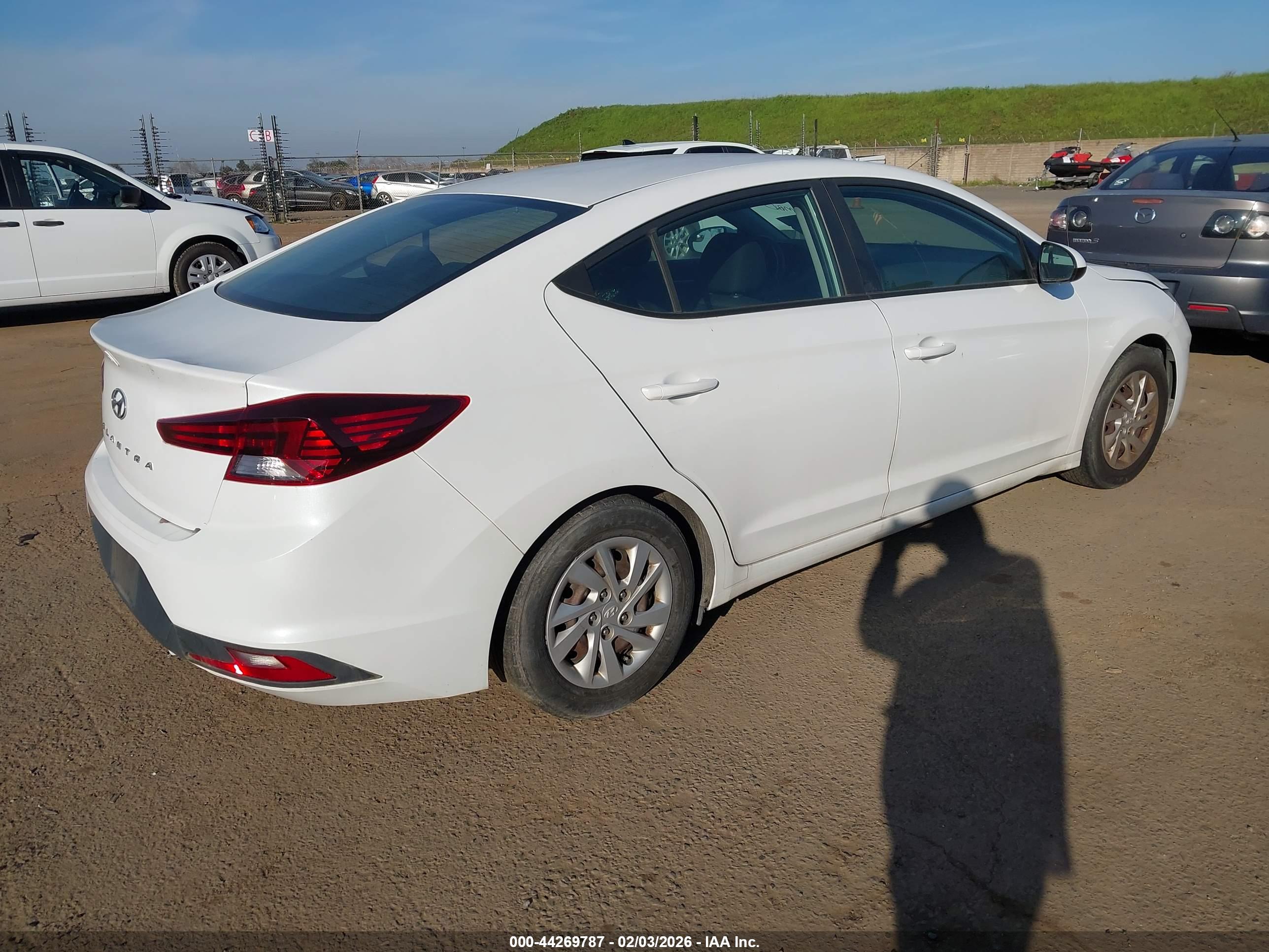 HYUNDAI ELANTRA image 4
