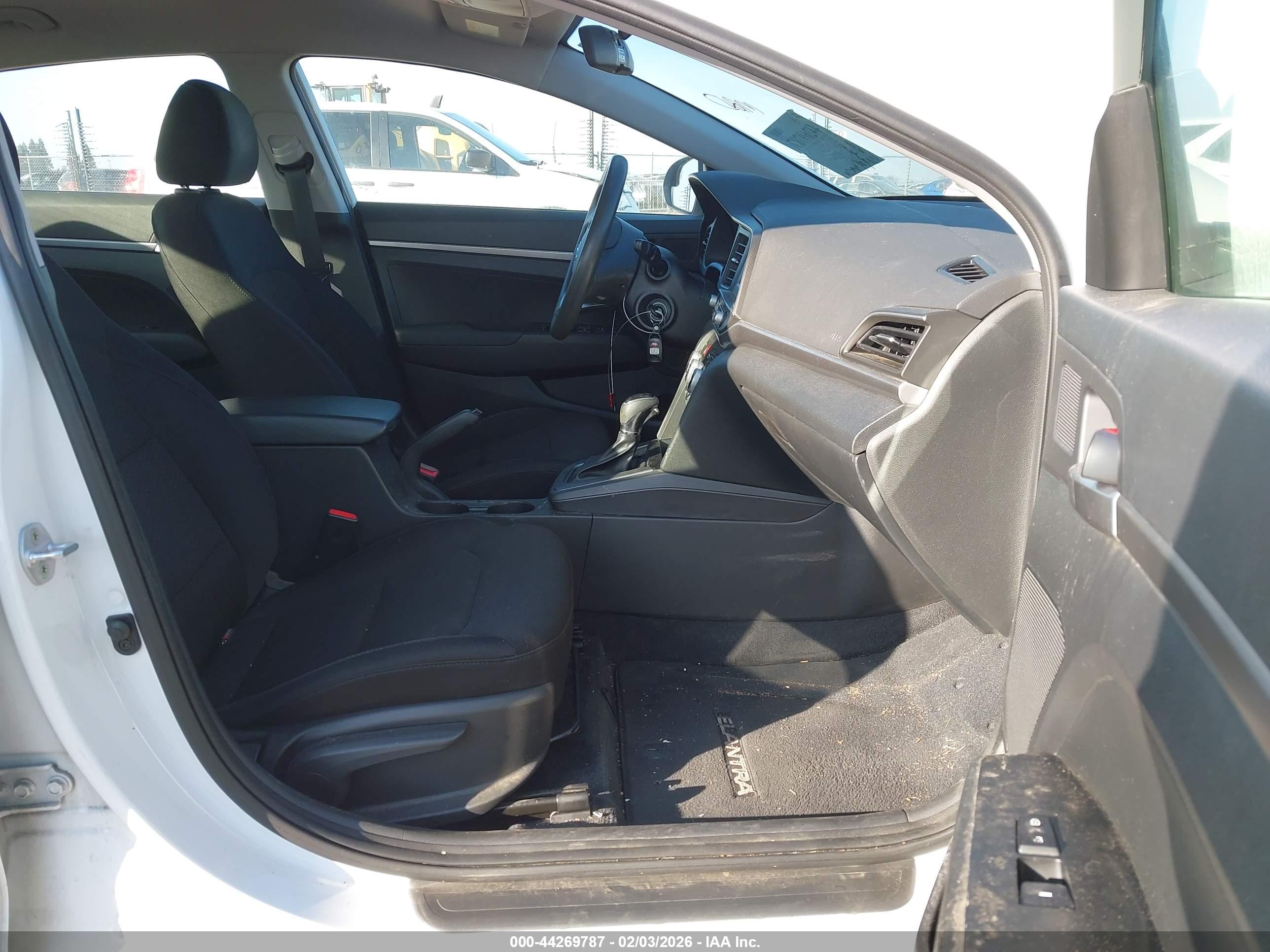 HYUNDAI ELANTRA image 5