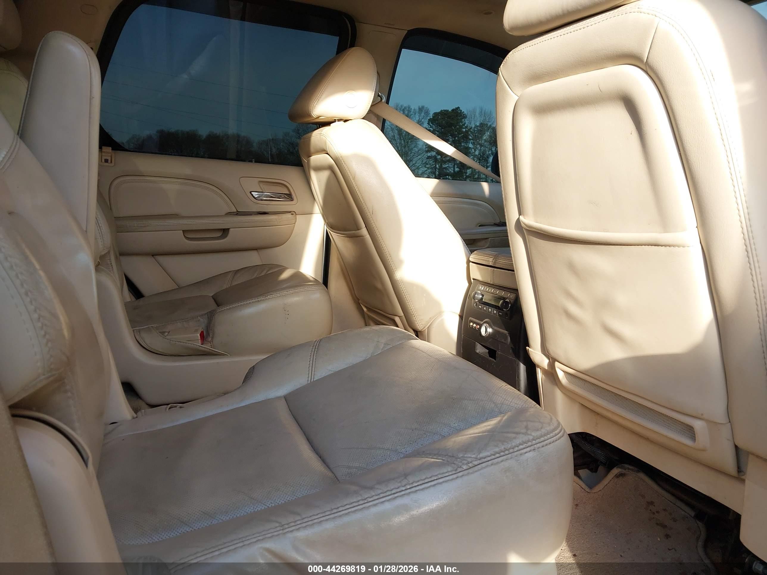 CADILLAC ESCALADE image 8