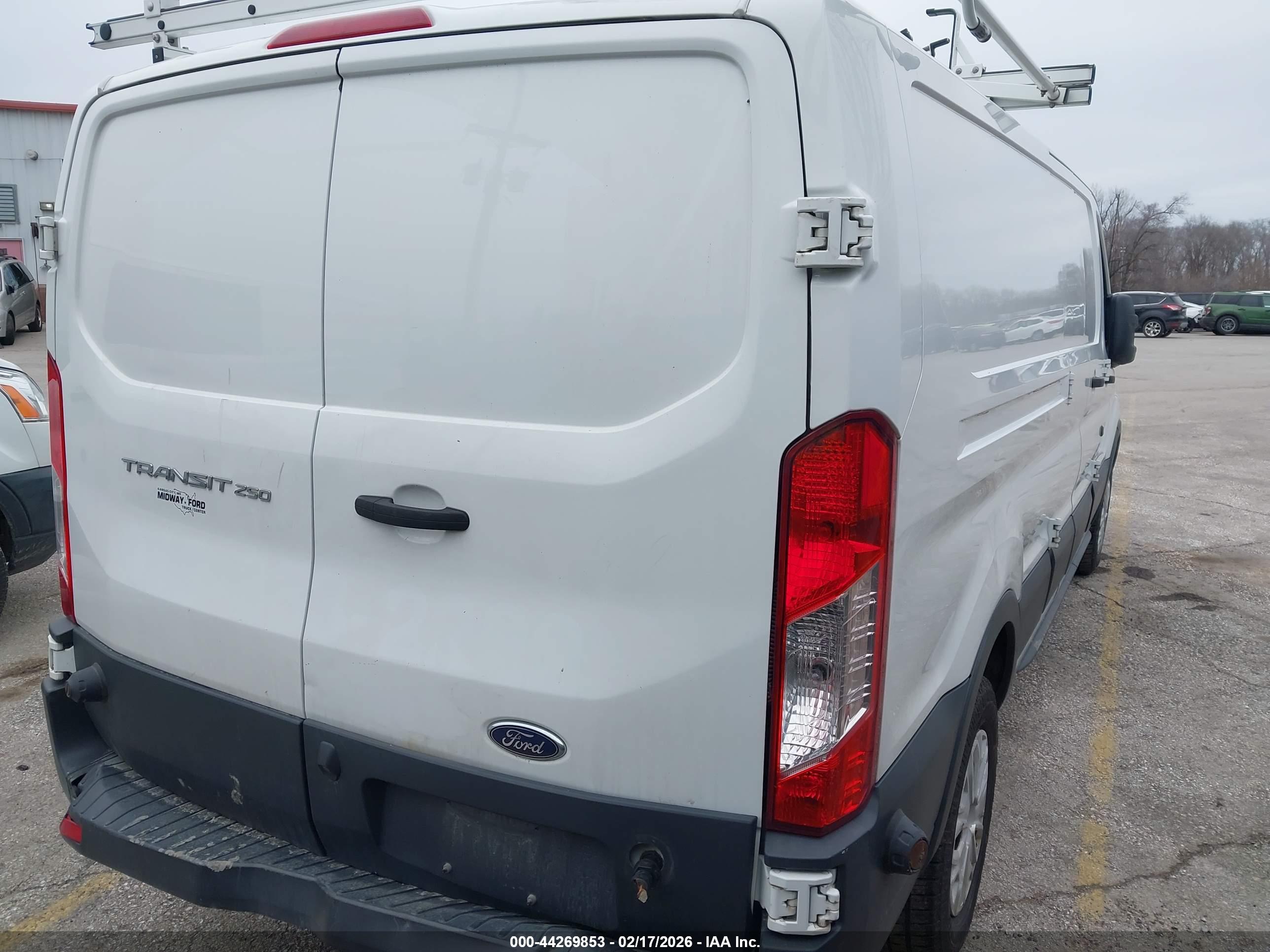 FORD TRANSIT-250 image 4