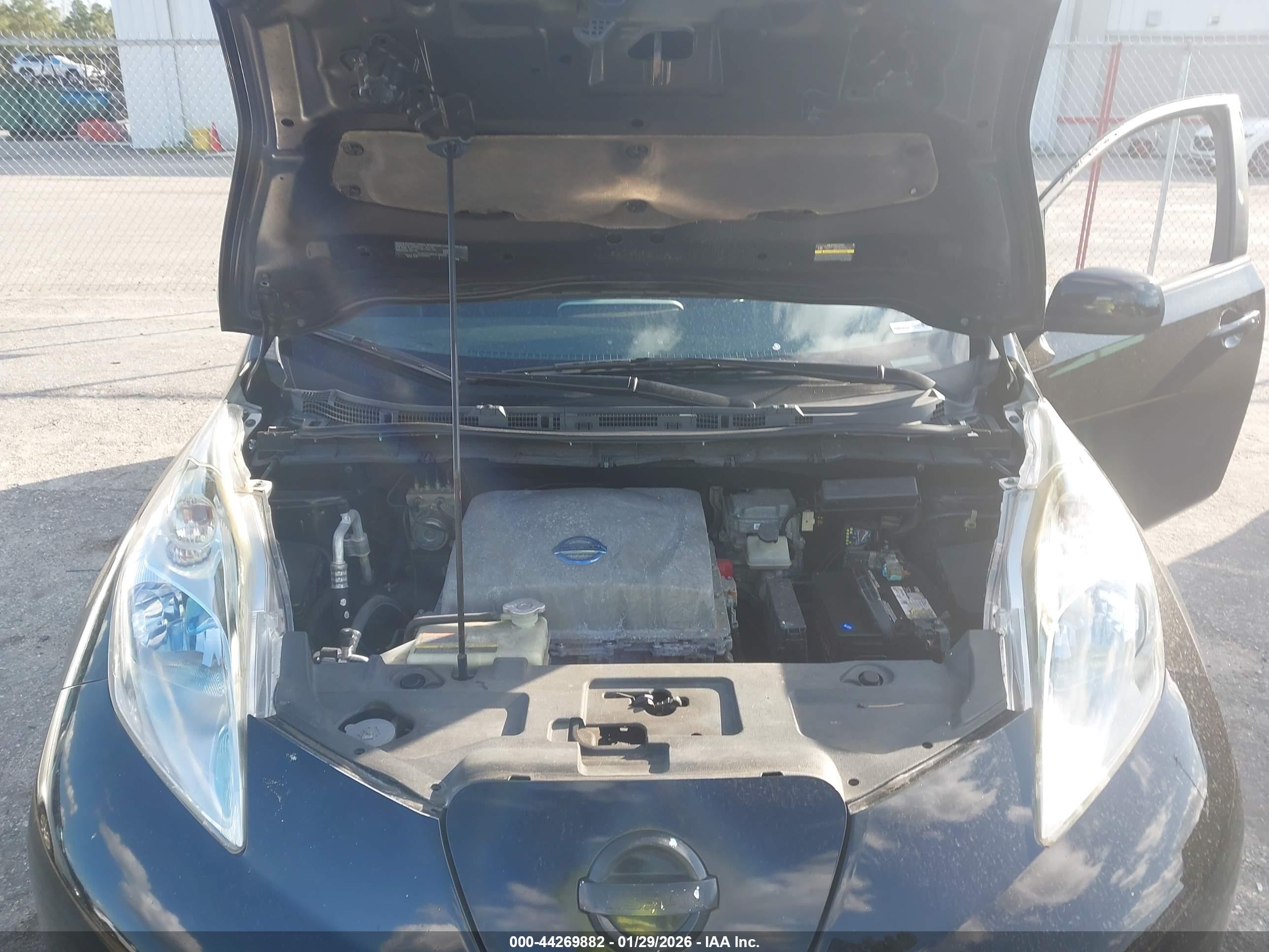NISSAN LEAF image 10