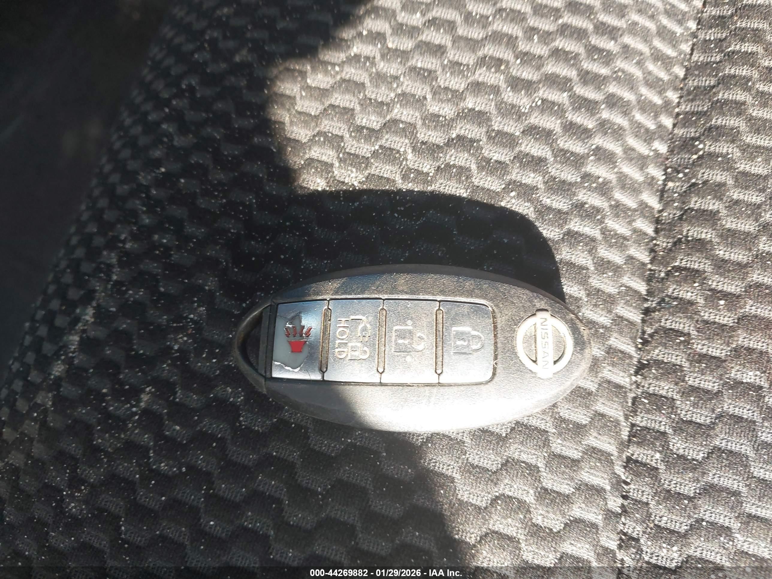 NISSAN LEAF image 11