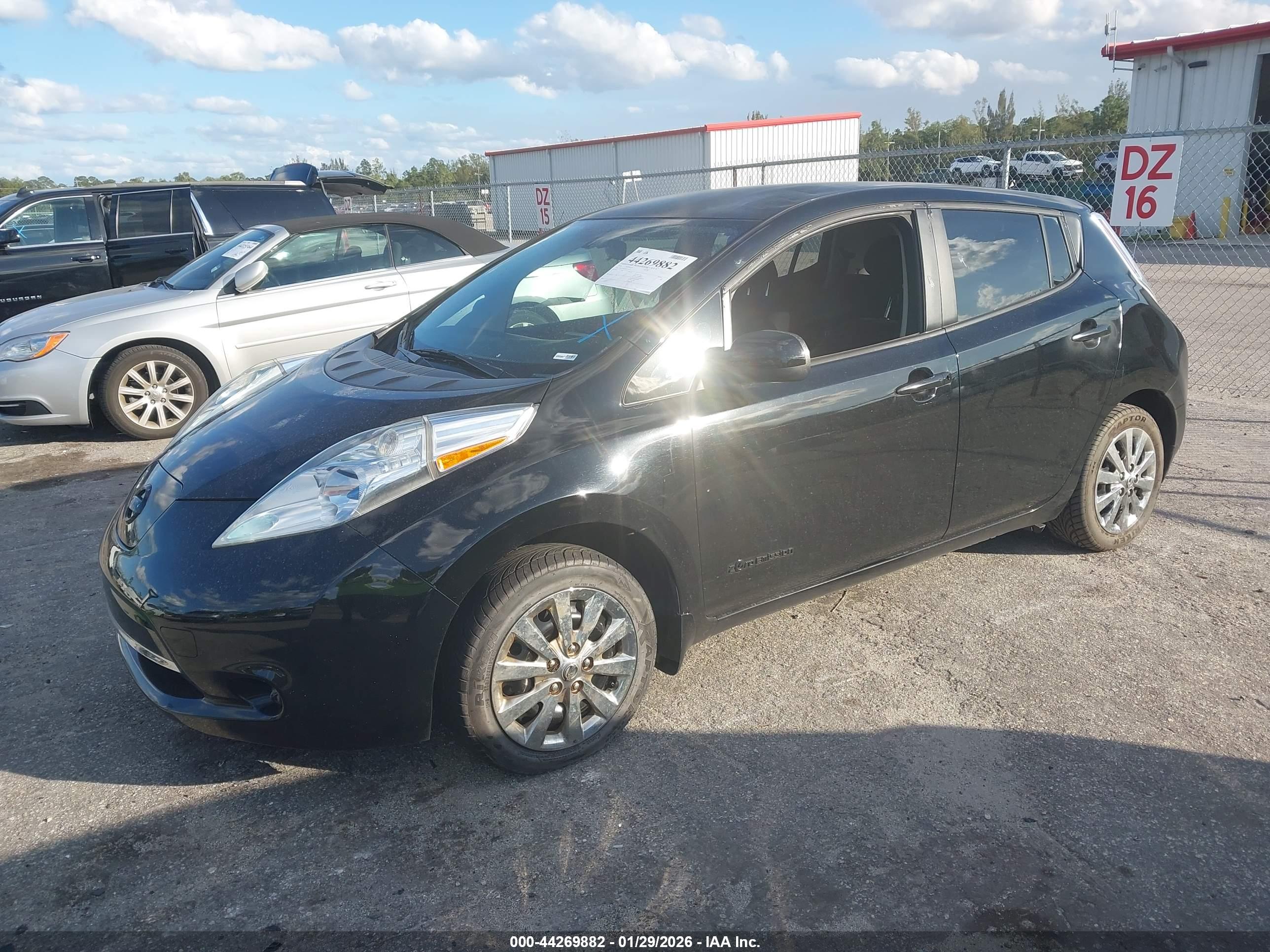 NISSAN LEAF image 2
