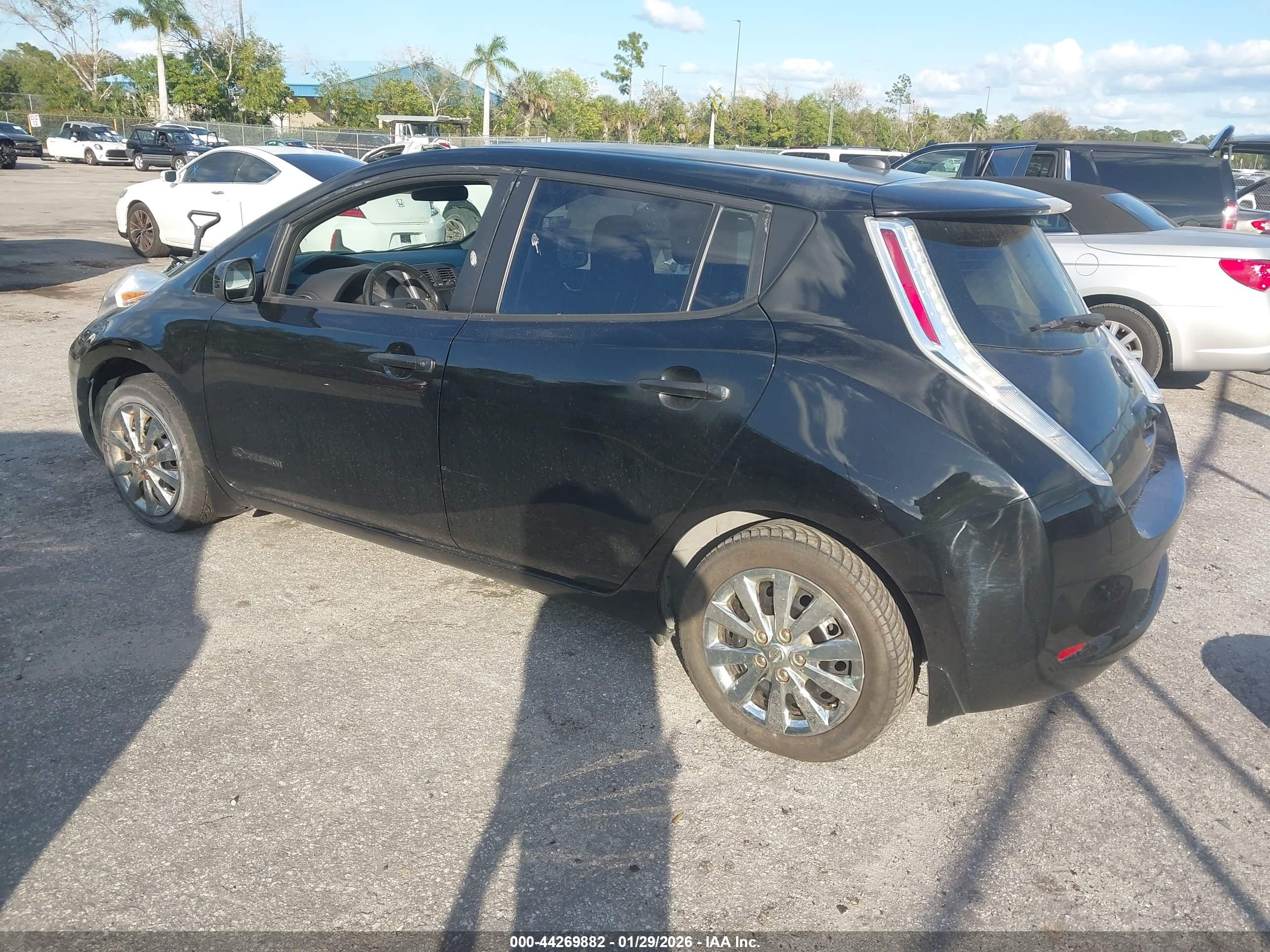 NISSAN LEAF image 3