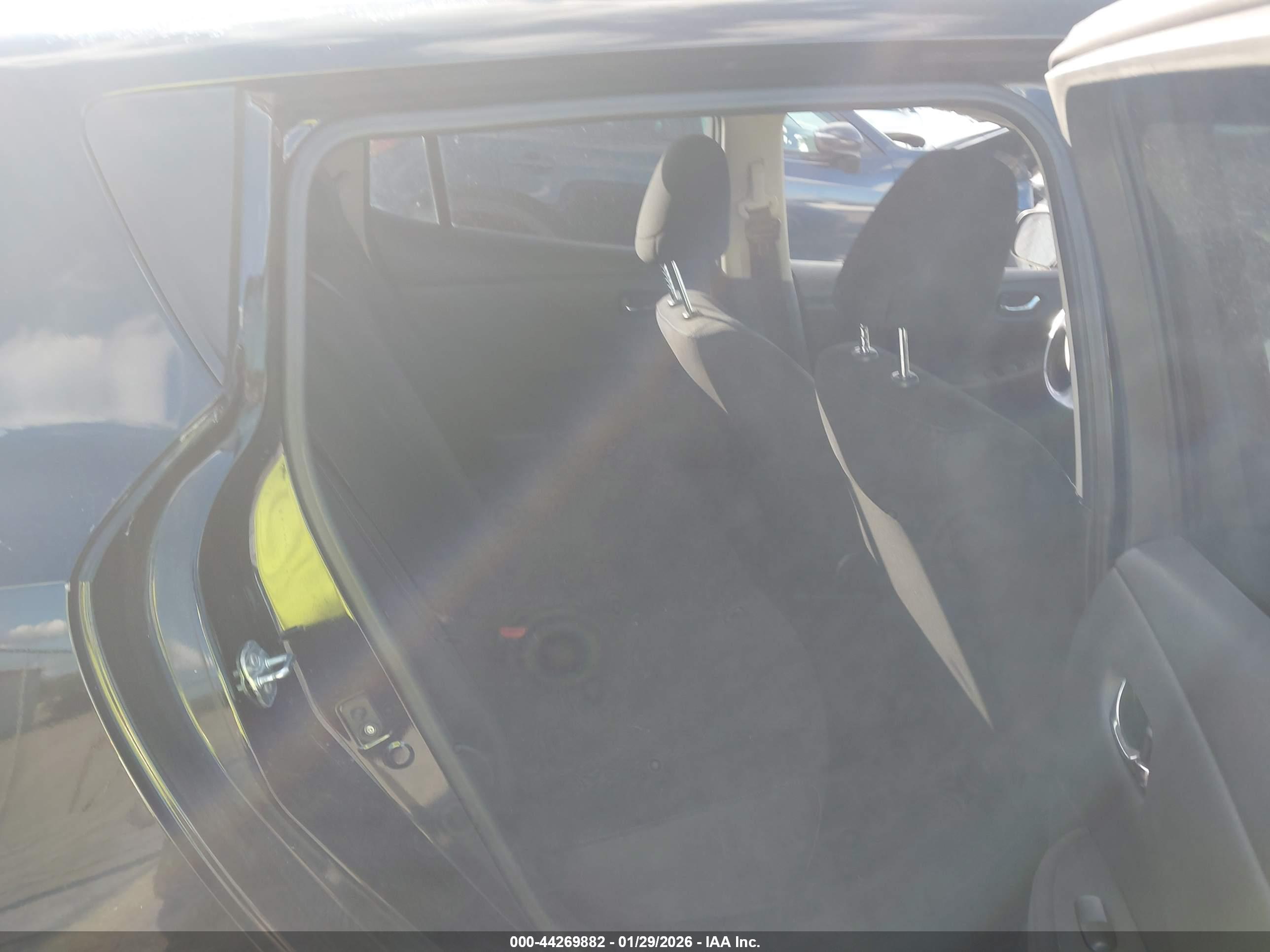 NISSAN LEAF image 8