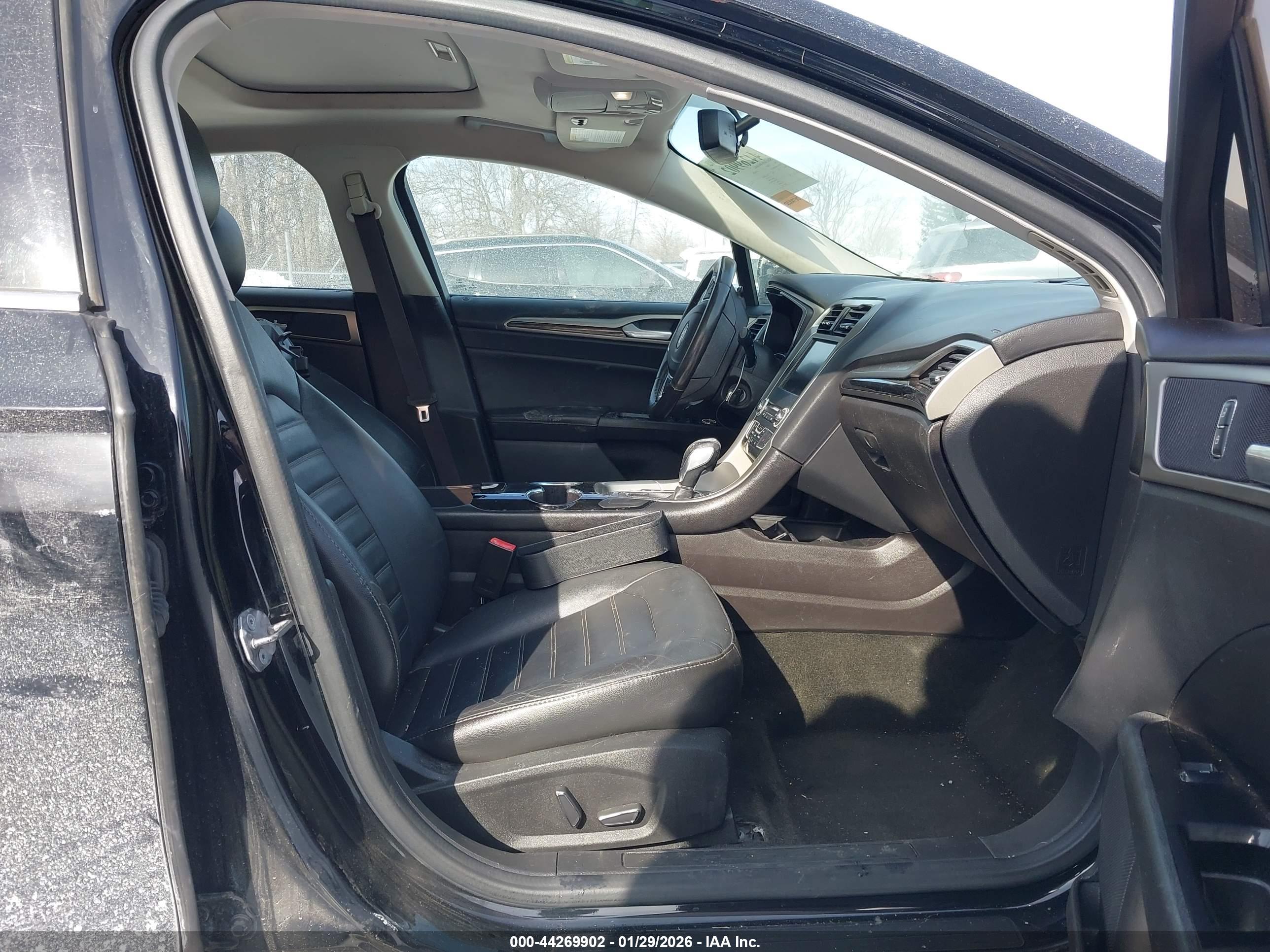 FORD FUSION image 5