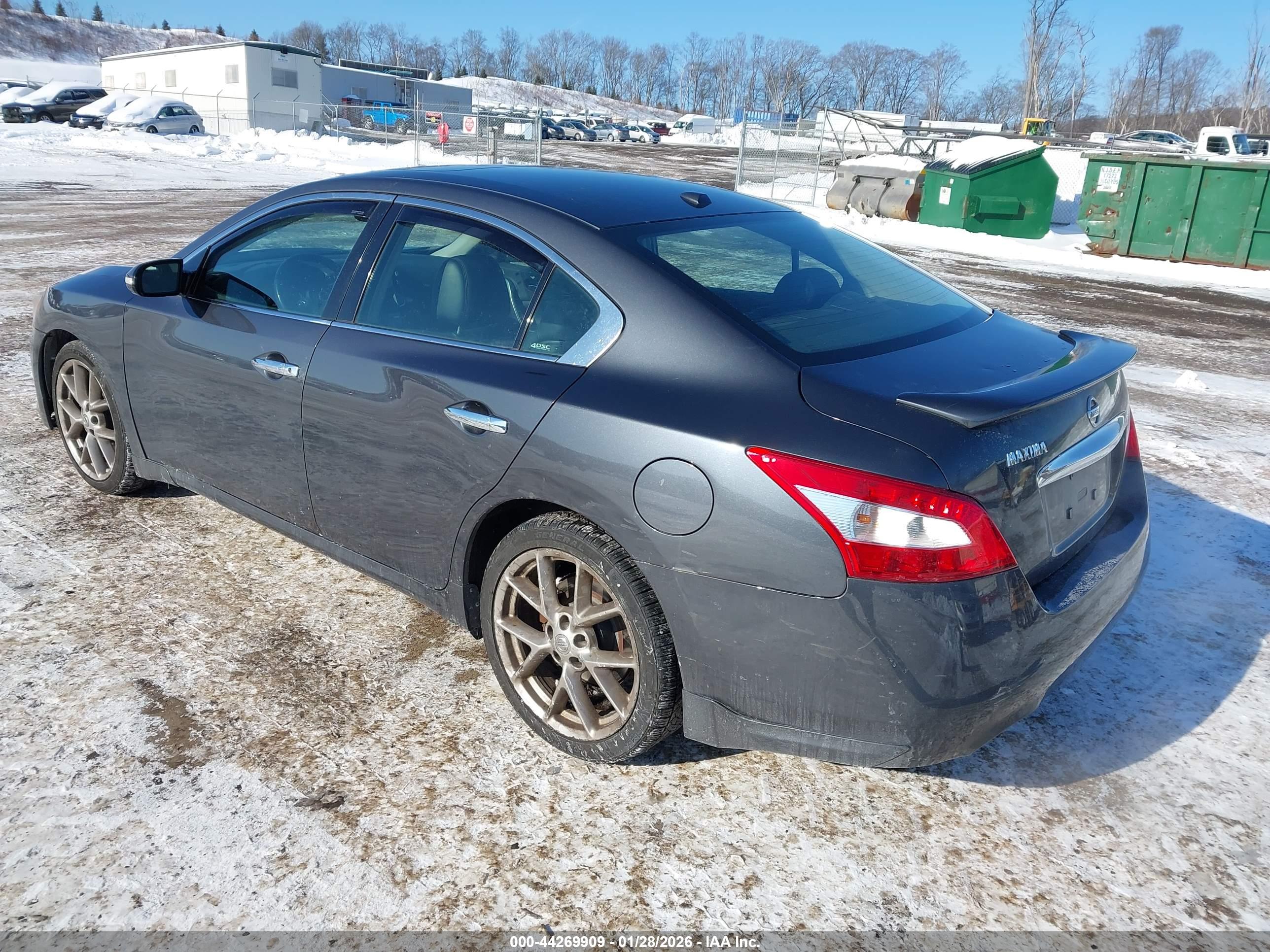 NISSAN MAXIMA image 3