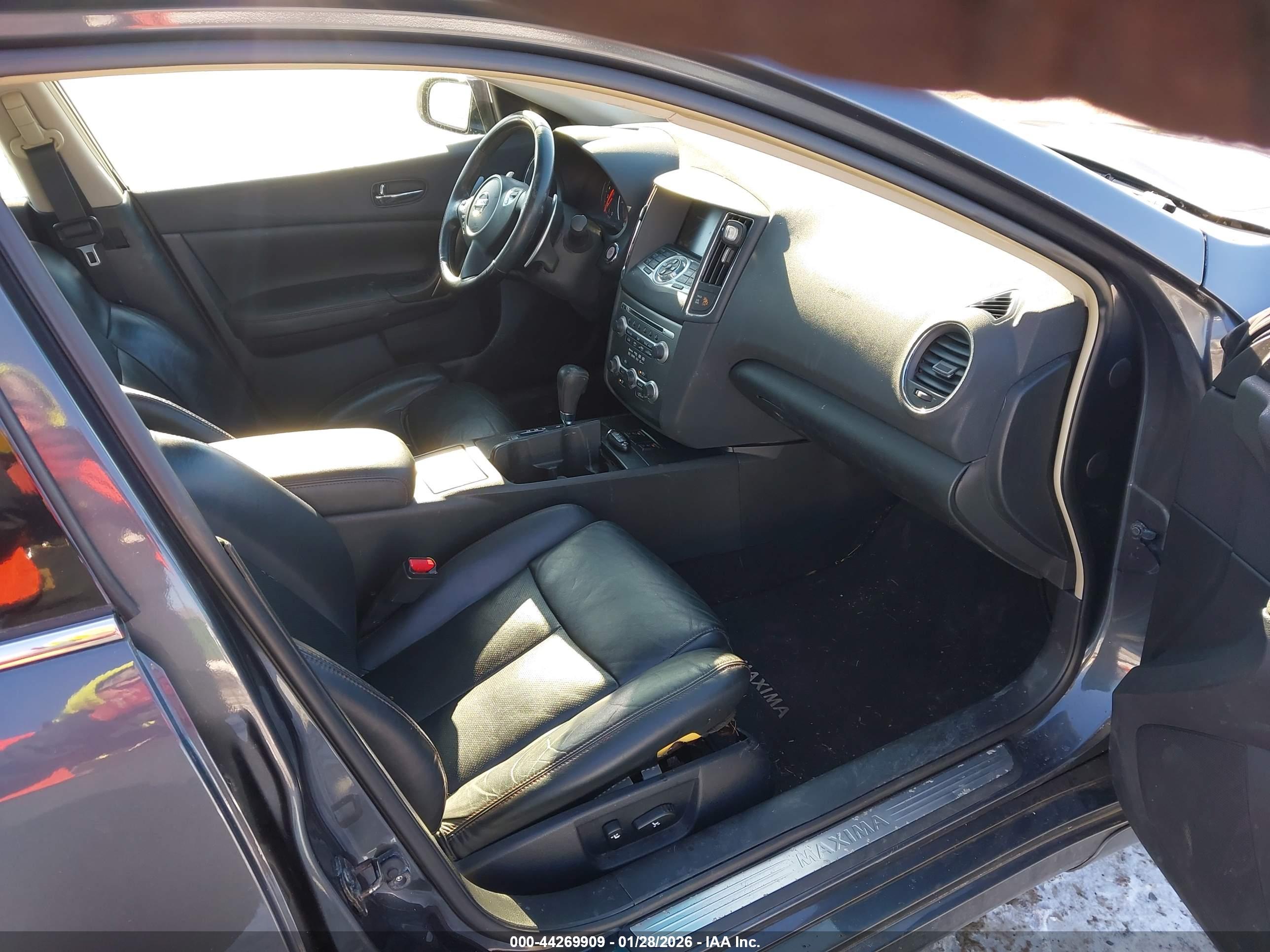 NISSAN MAXIMA image 5