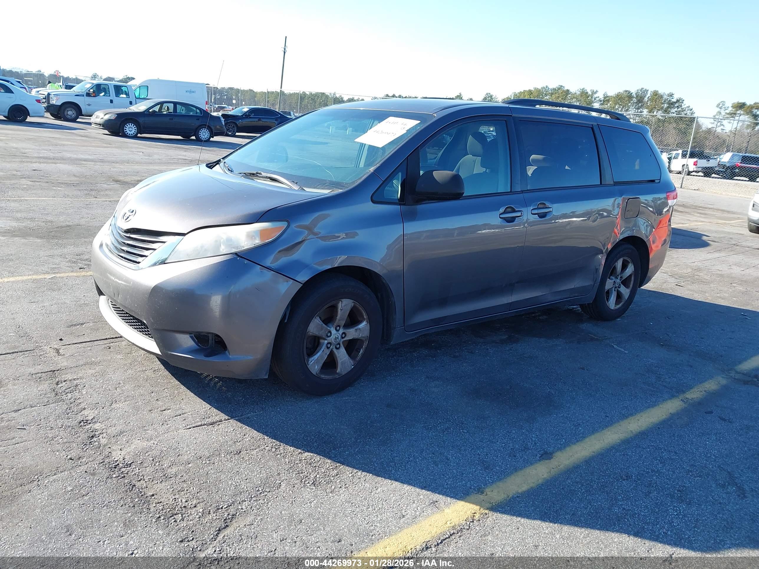 TOYOTA SIENNA image 2
