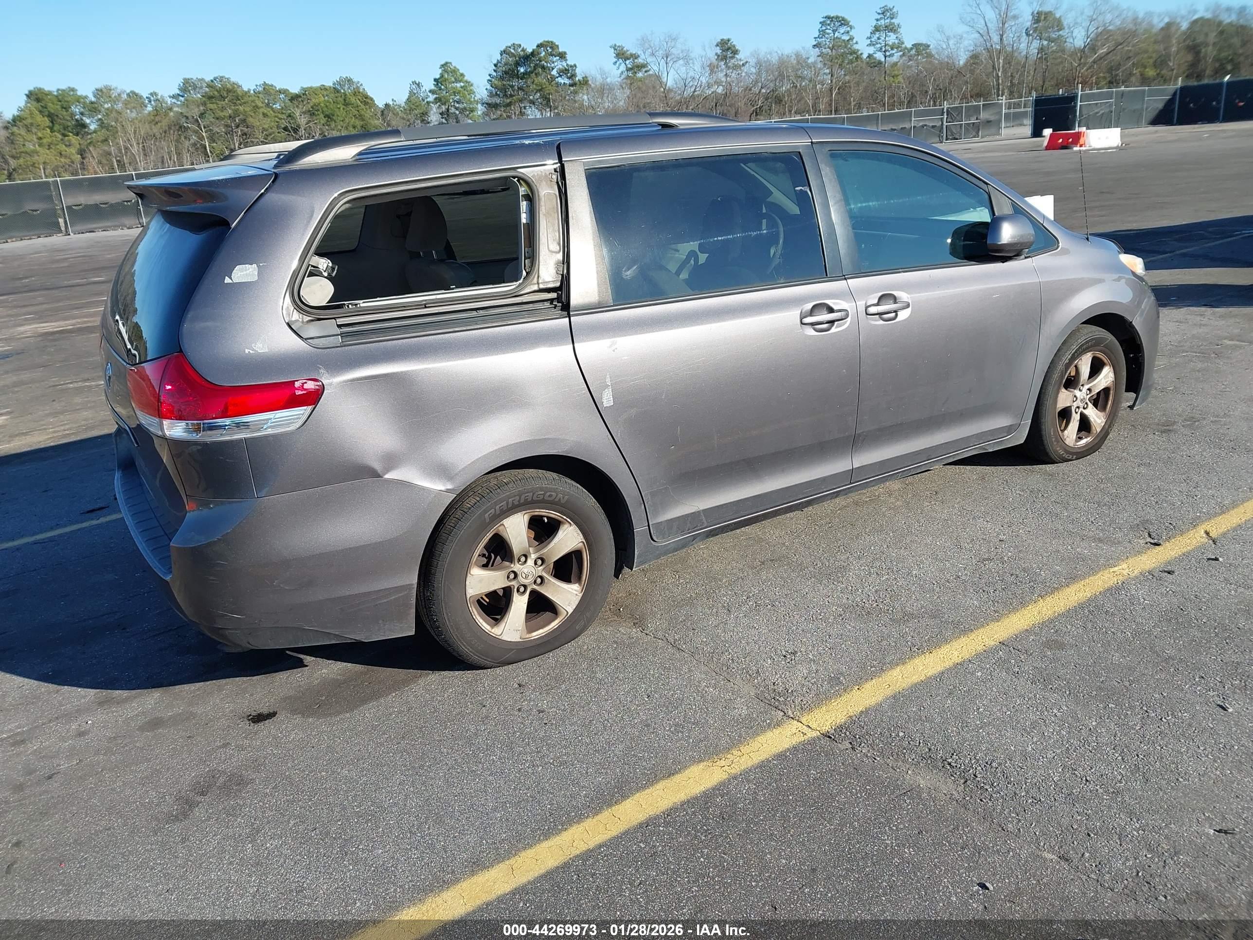 TOYOTA SIENNA image 4