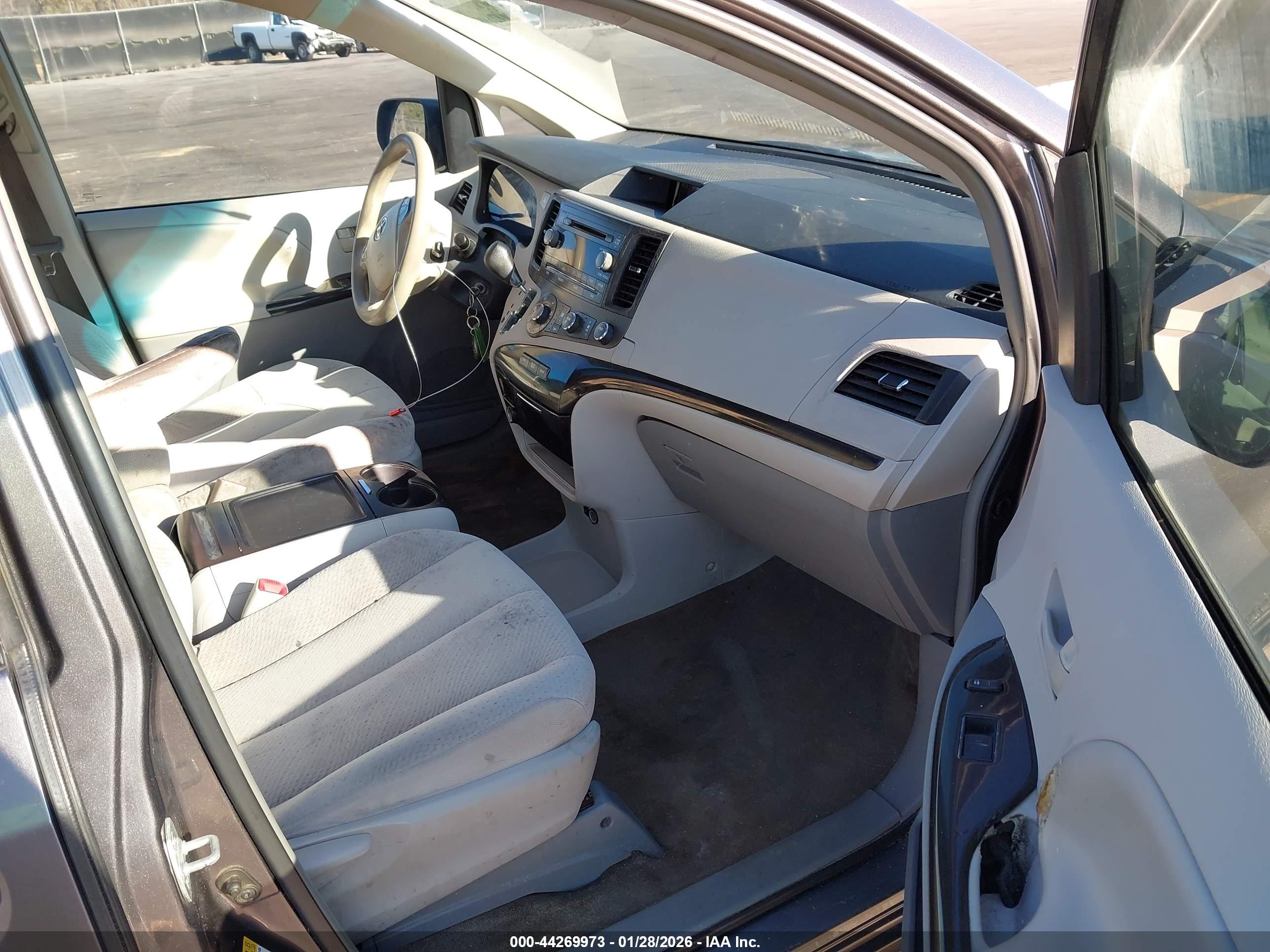 TOYOTA SIENNA image 5