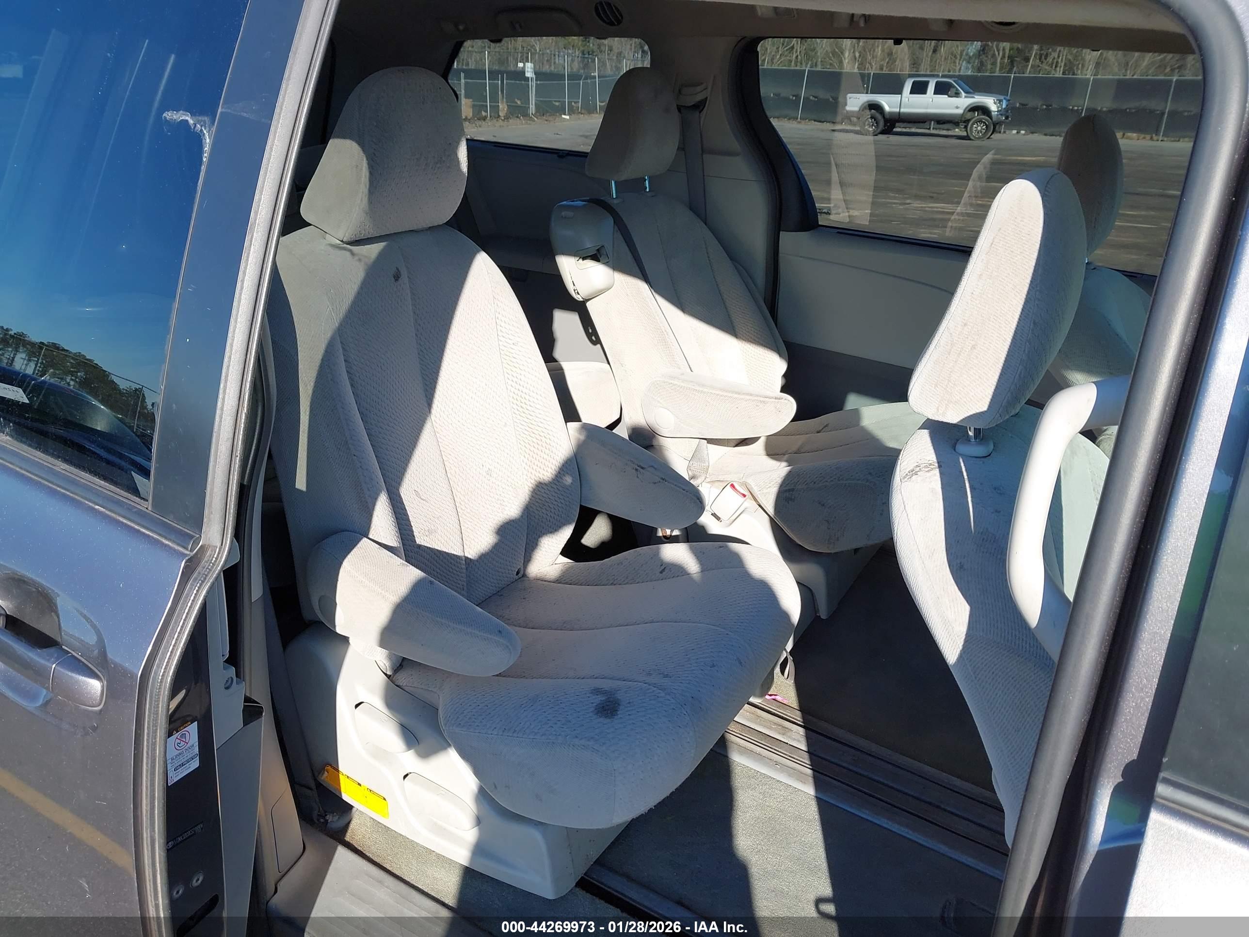 TOYOTA SIENNA image 8