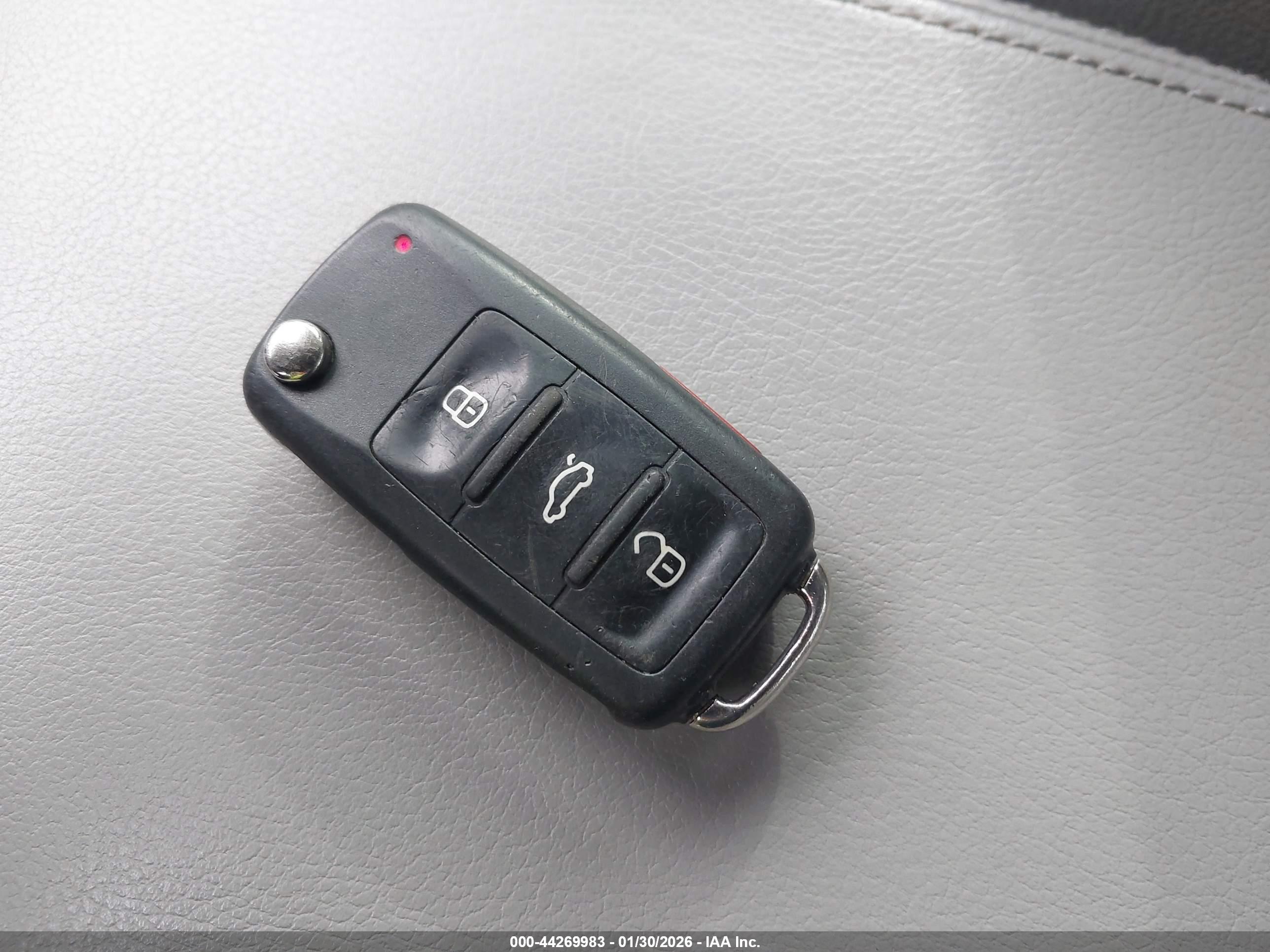 VOLKSWAGEN PASSAT image 11