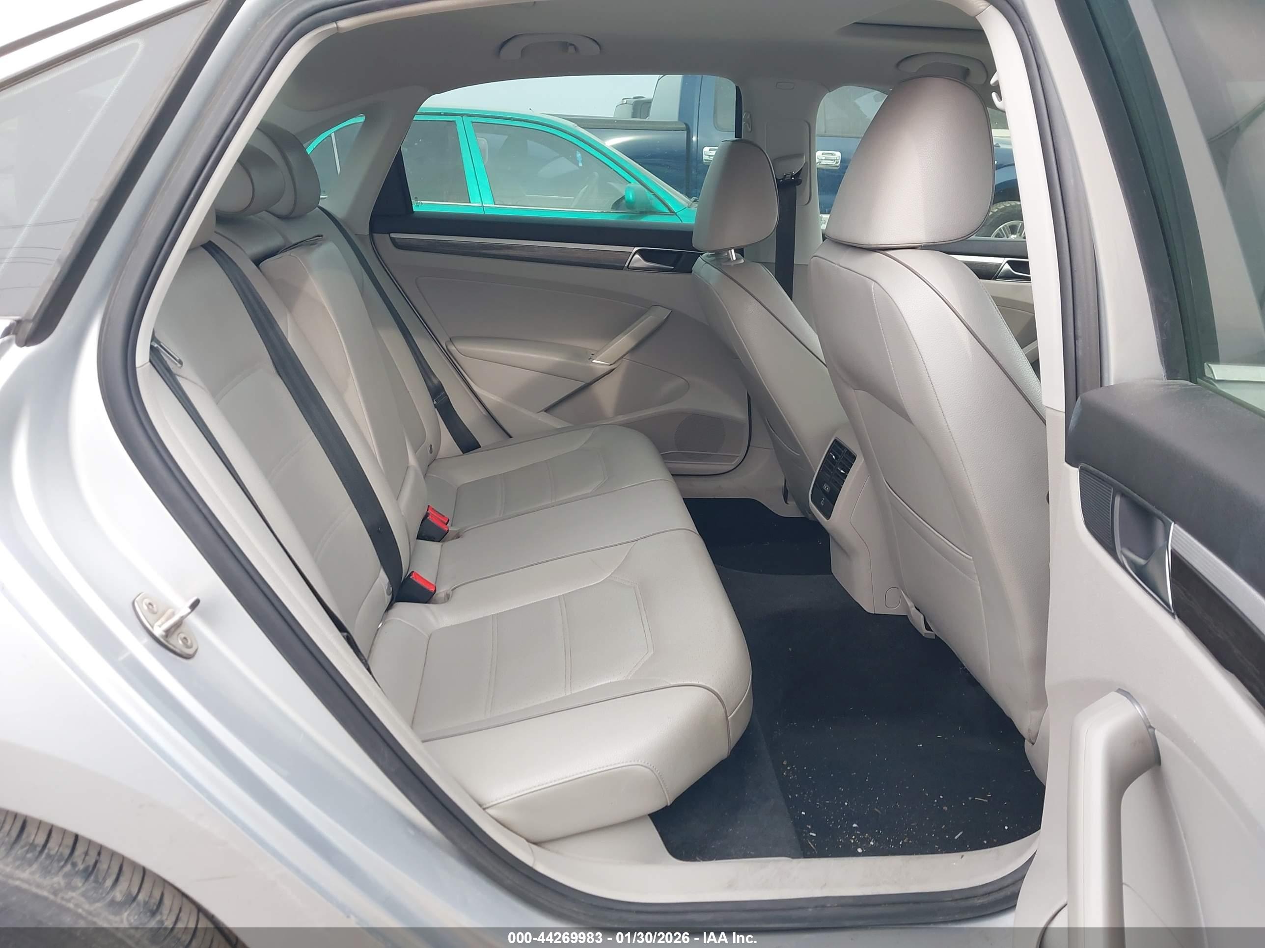 VOLKSWAGEN PASSAT image 8