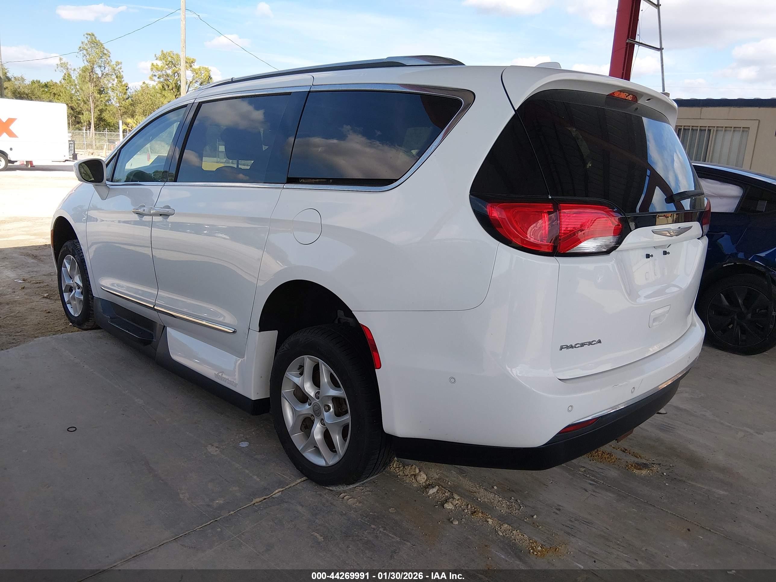 CHRYSLER PACIFICA image 3