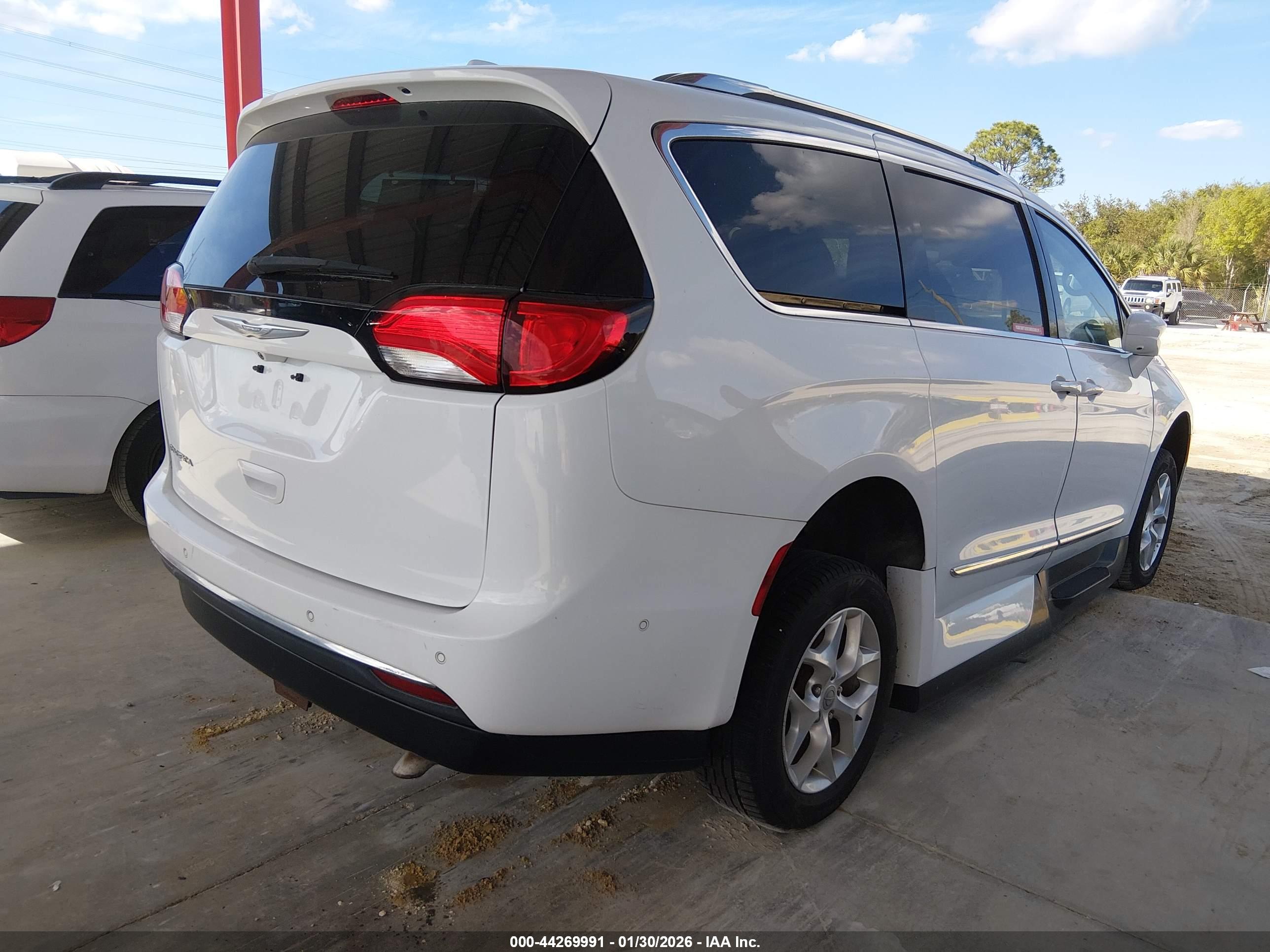 CHRYSLER PACIFICA image 4