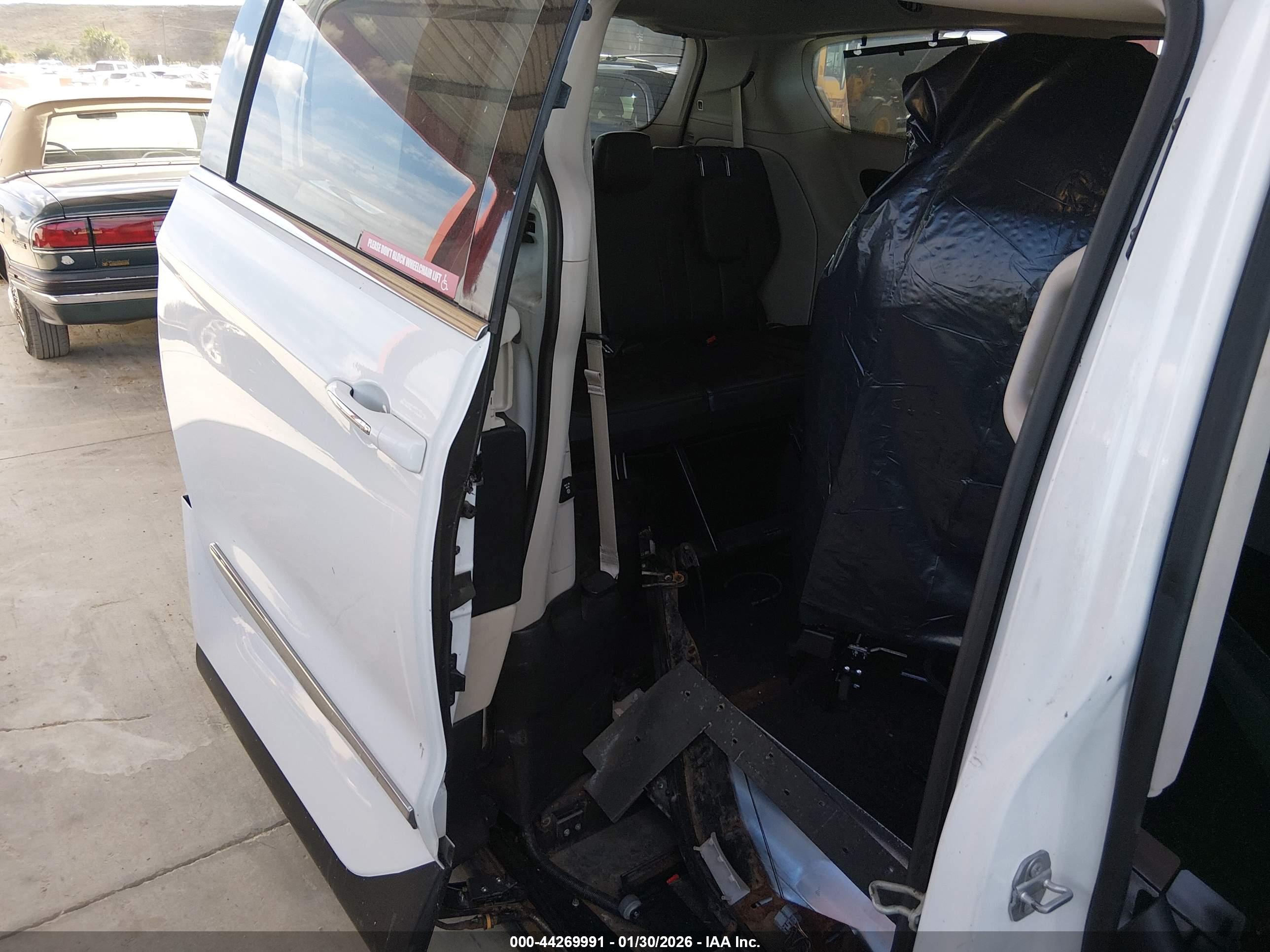 CHRYSLER PACIFICA image 8