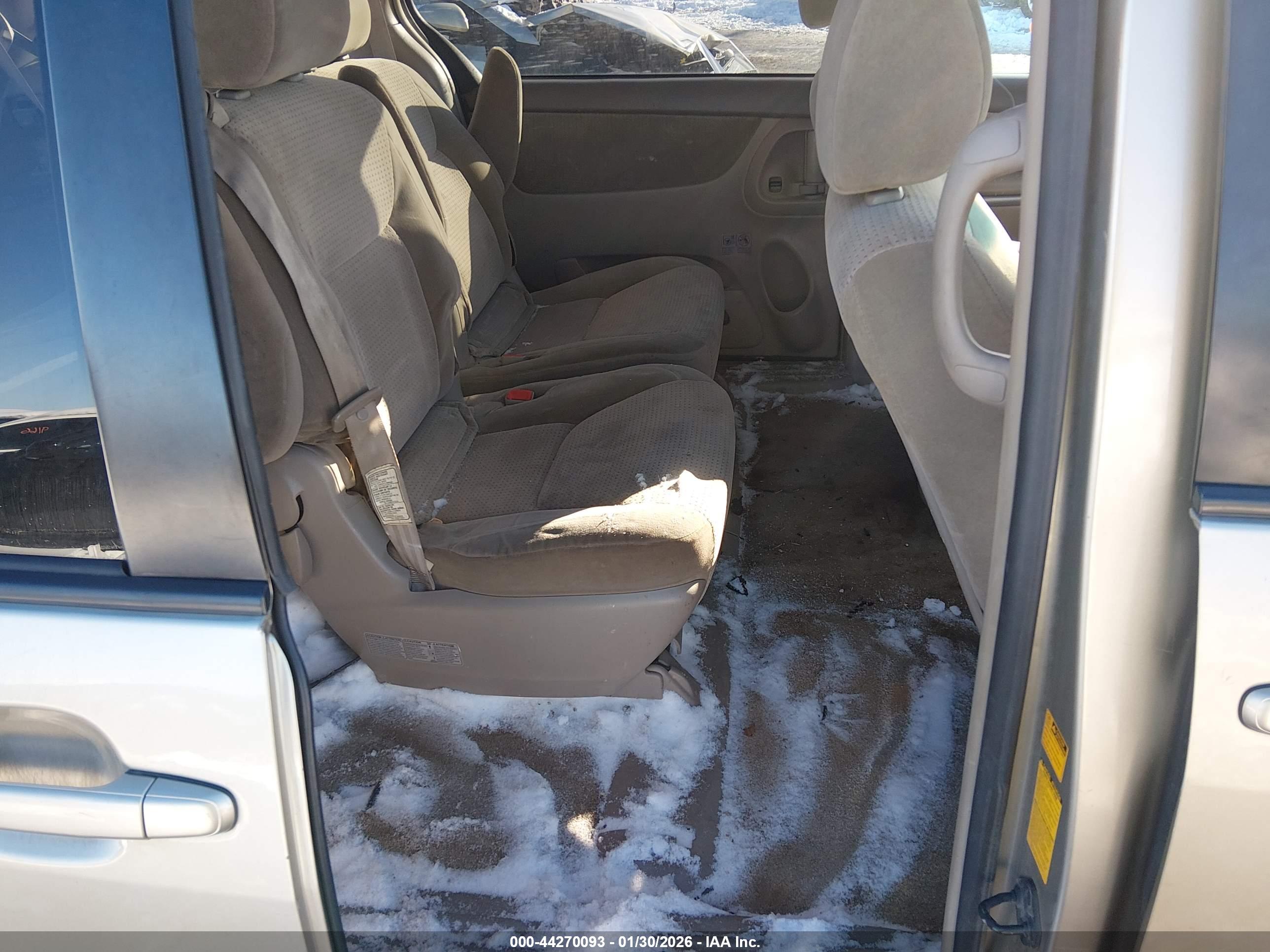 TOYOTA SIENNA image 8