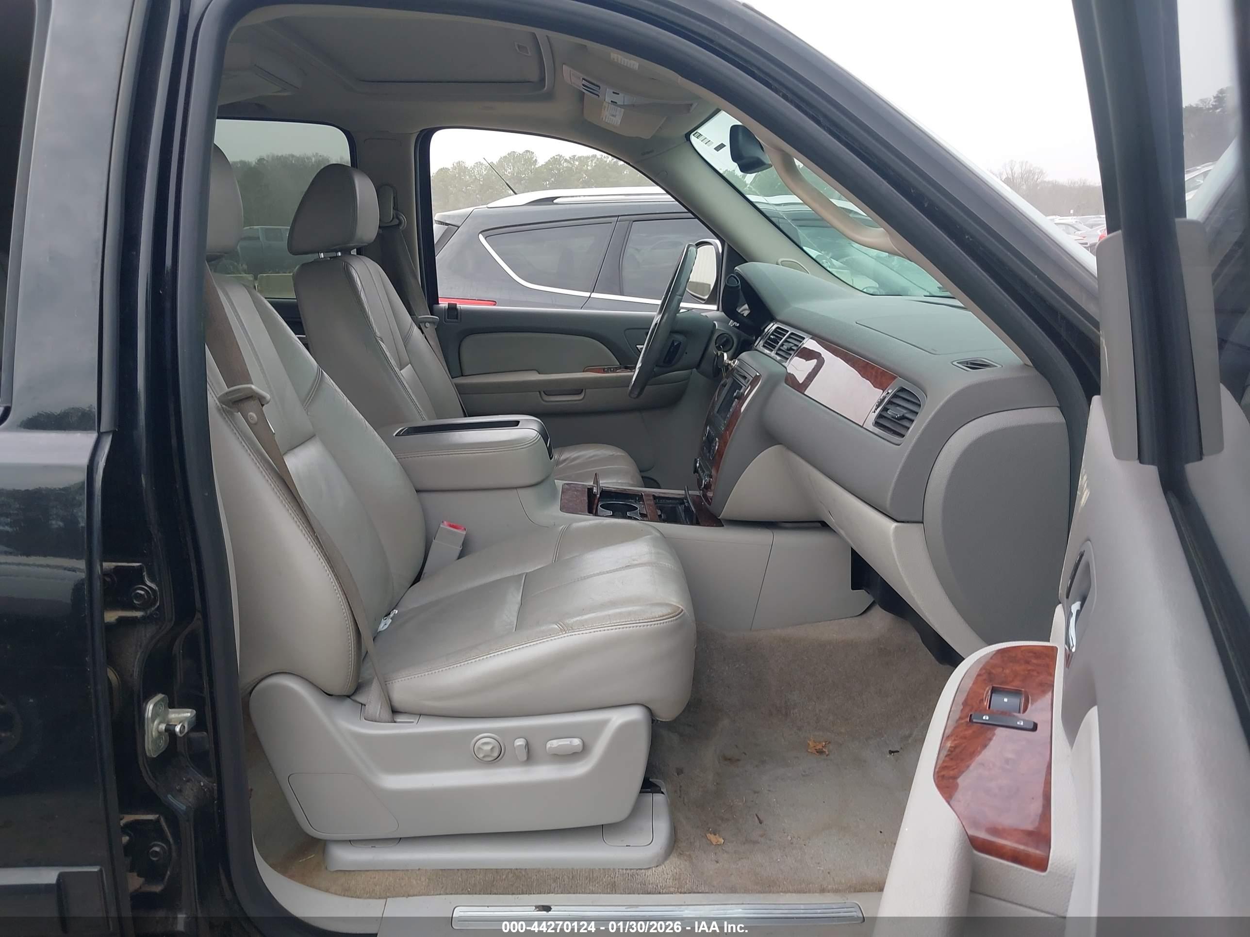 CHEVROLET SUBURBAN image 5