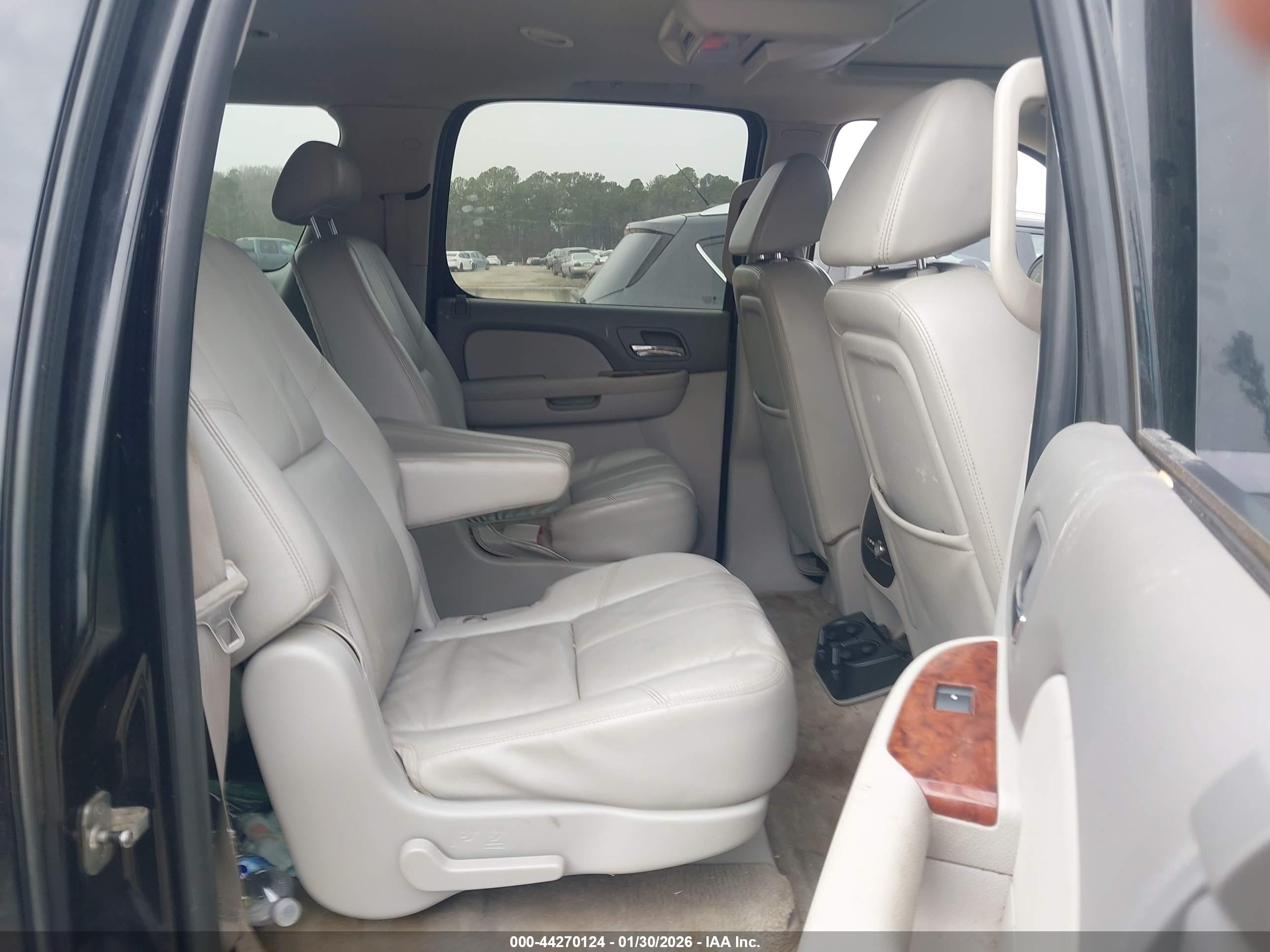 CHEVROLET SUBURBAN image 8