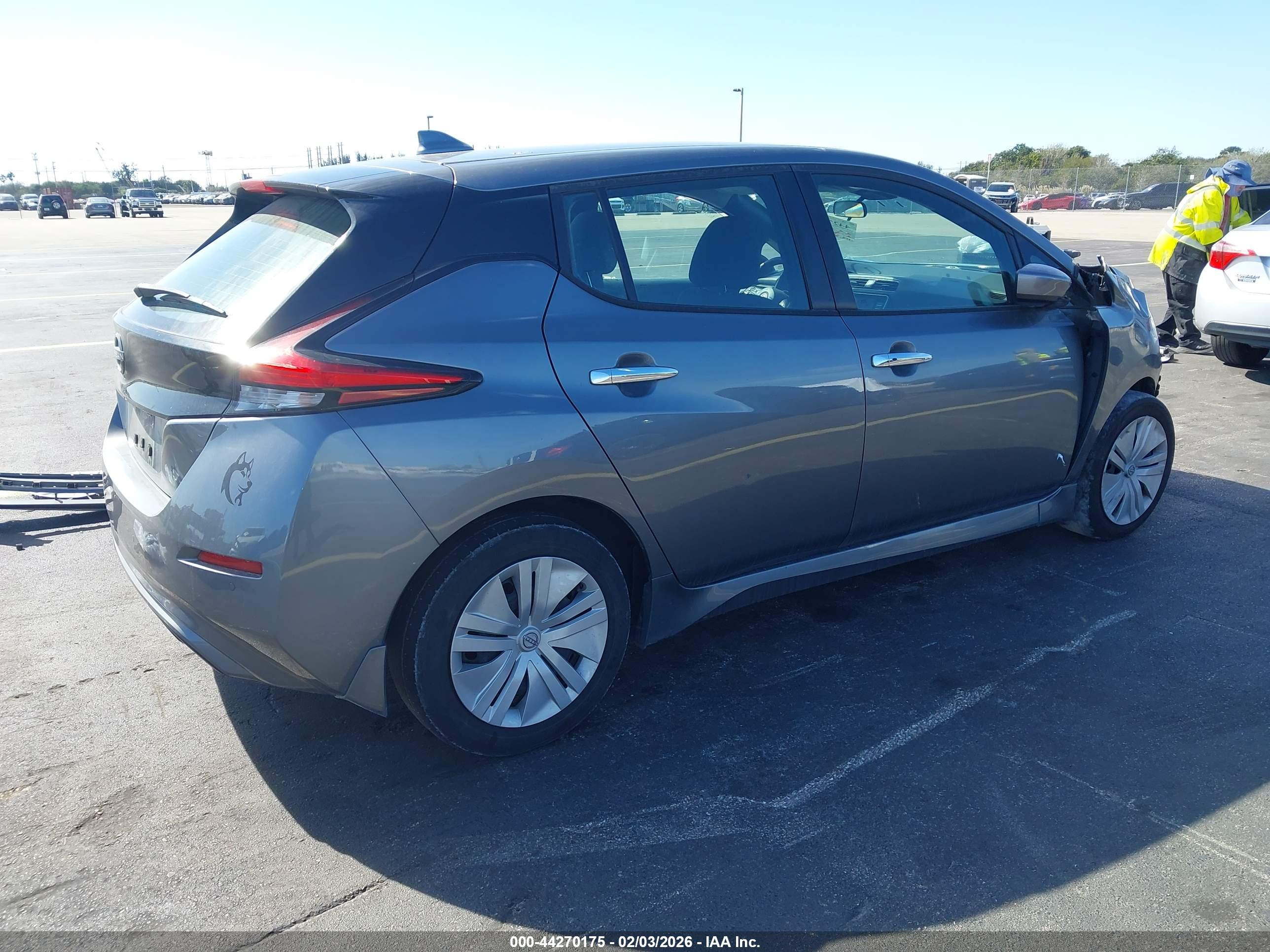 NISSAN LEAF image 4
