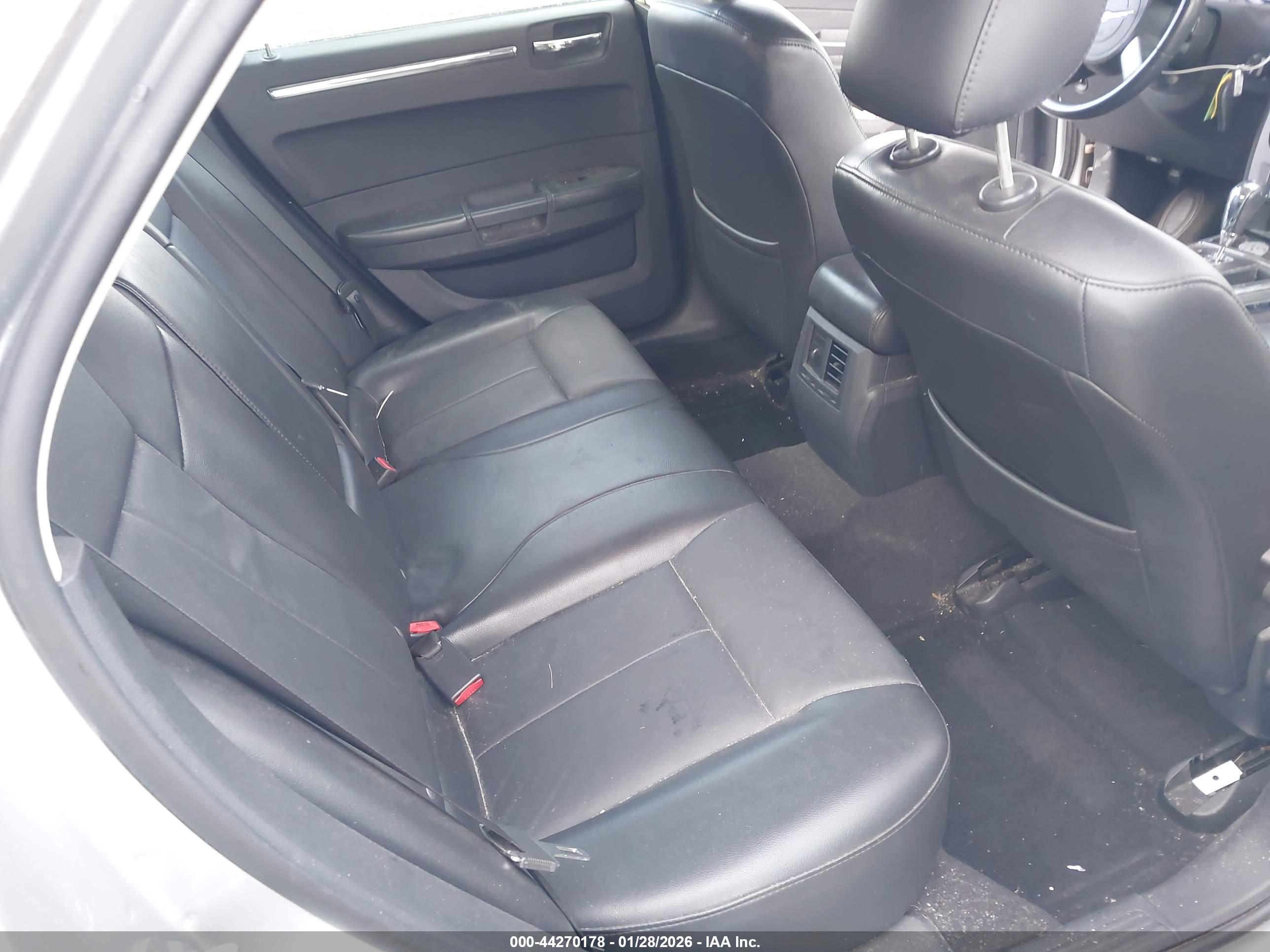 CHRYSLER 300 image 8