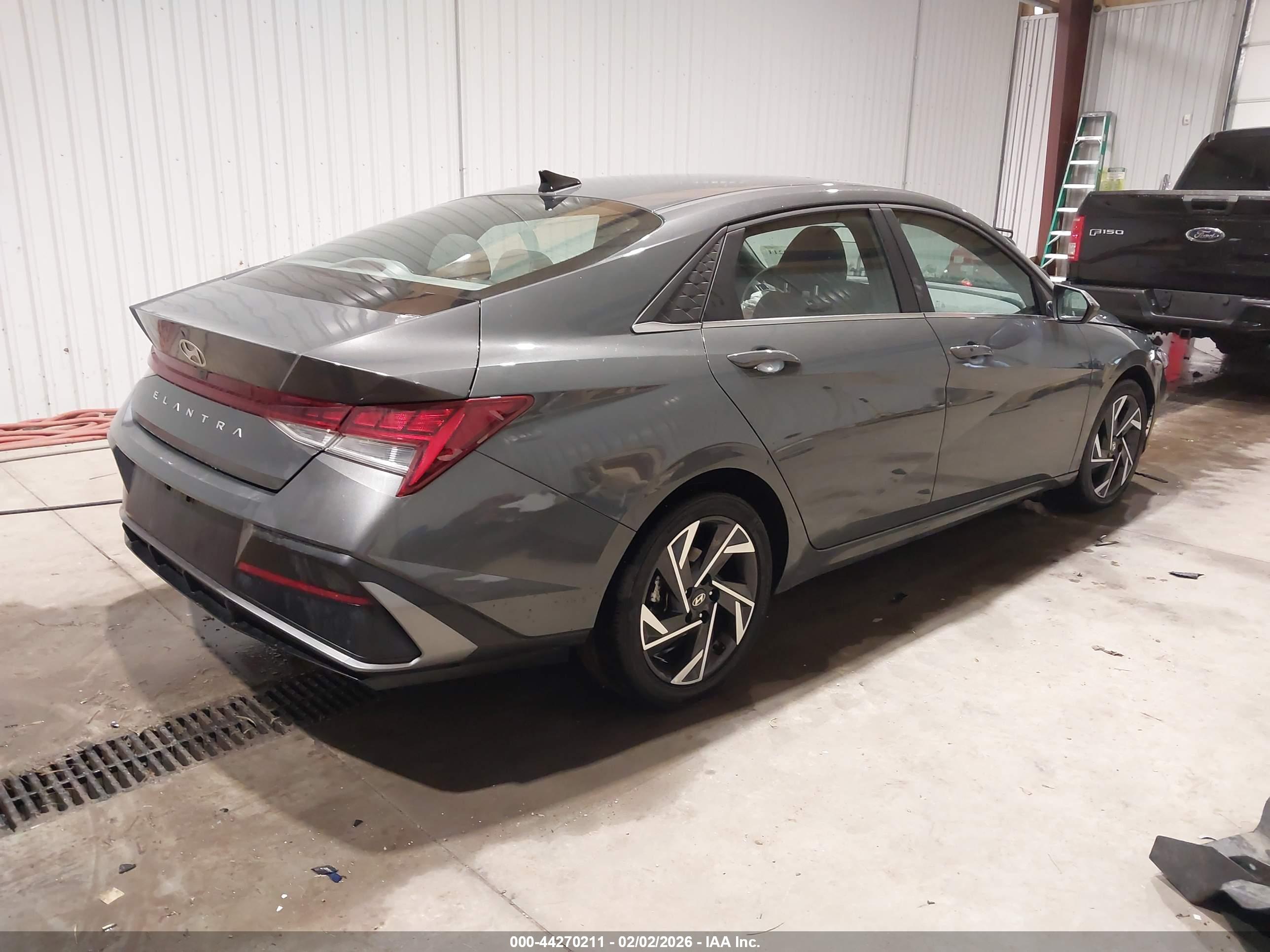 HYUNDAI ELANTRA image 4