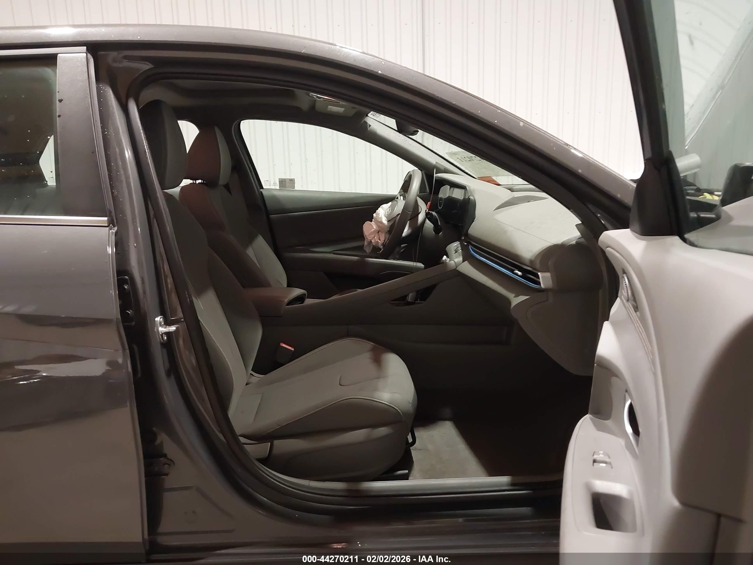 HYUNDAI ELANTRA image 5