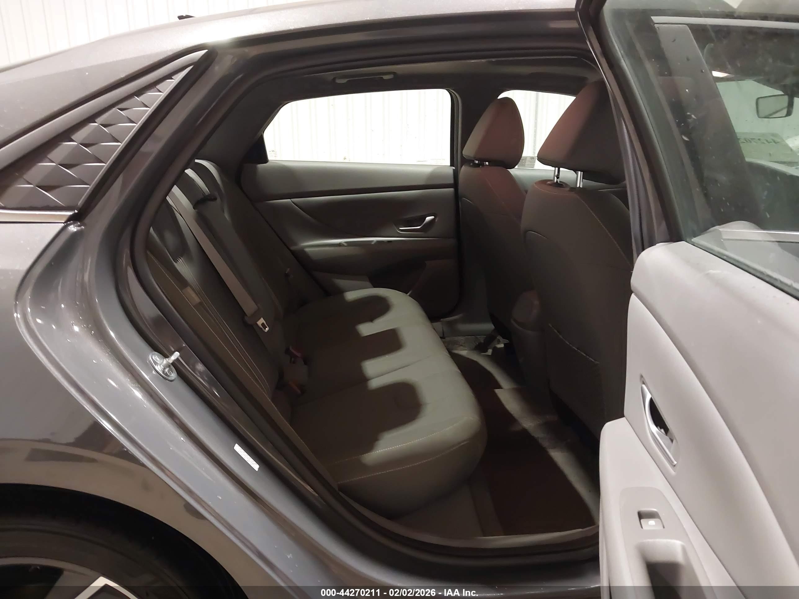 HYUNDAI ELANTRA image 8