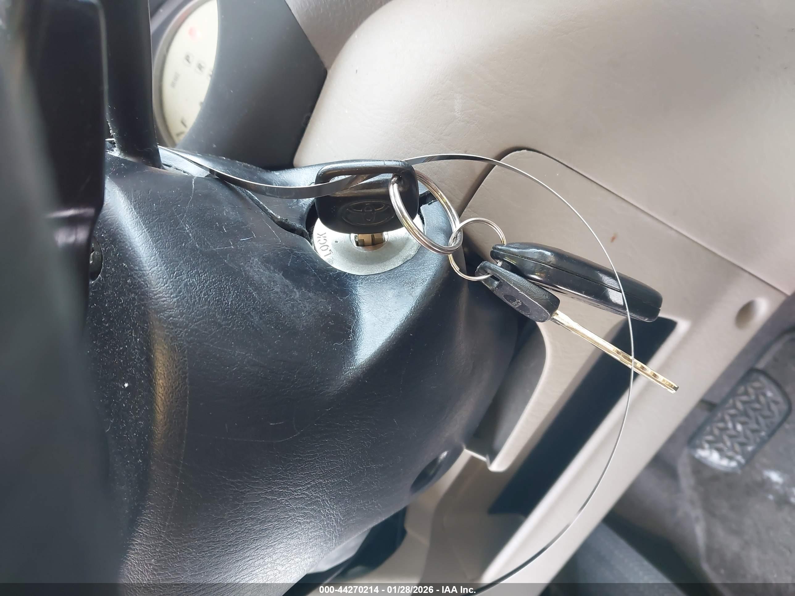 TOYOTA RAV4 image 11