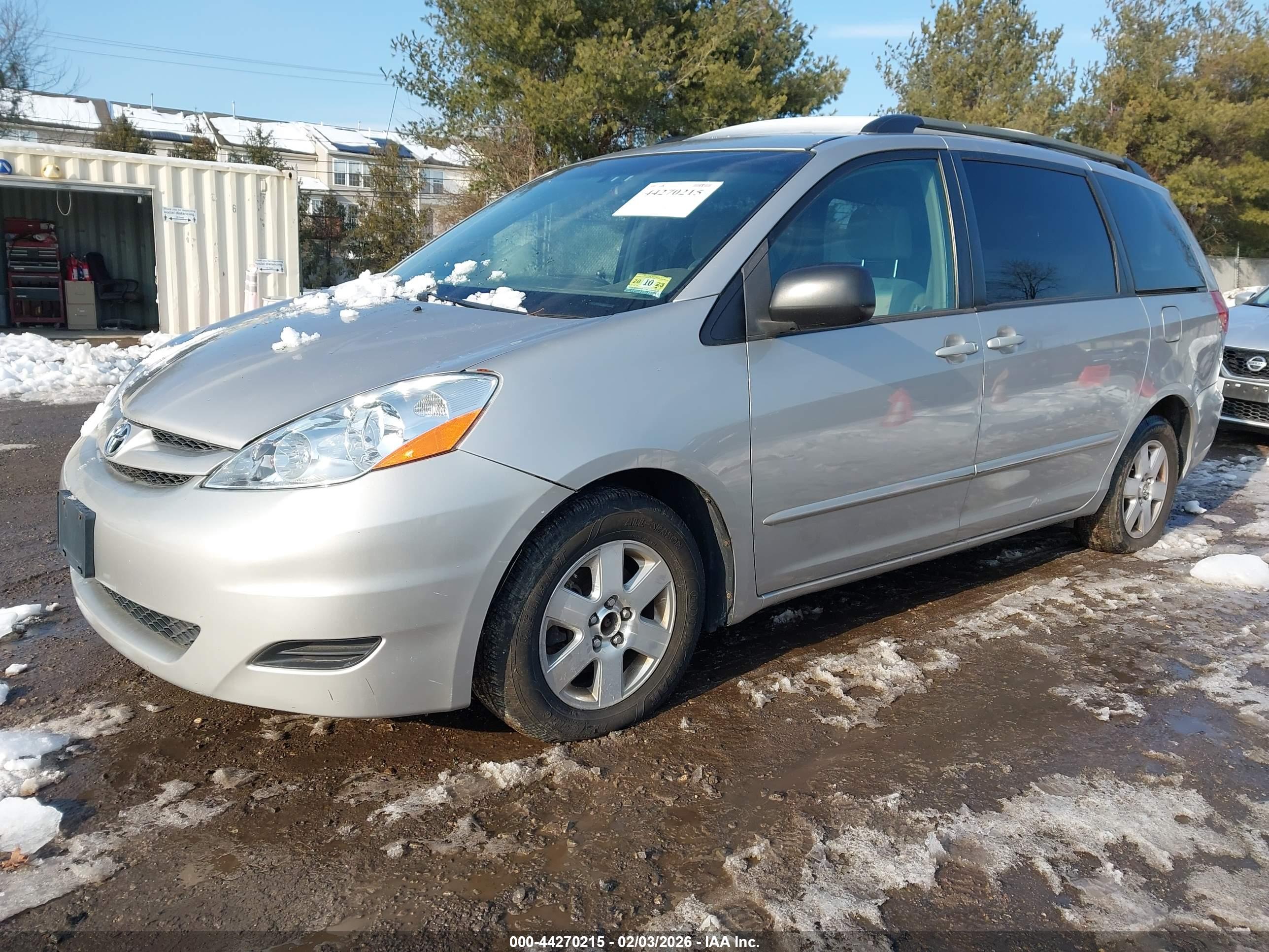 TOYOTA SIENNA image 2
