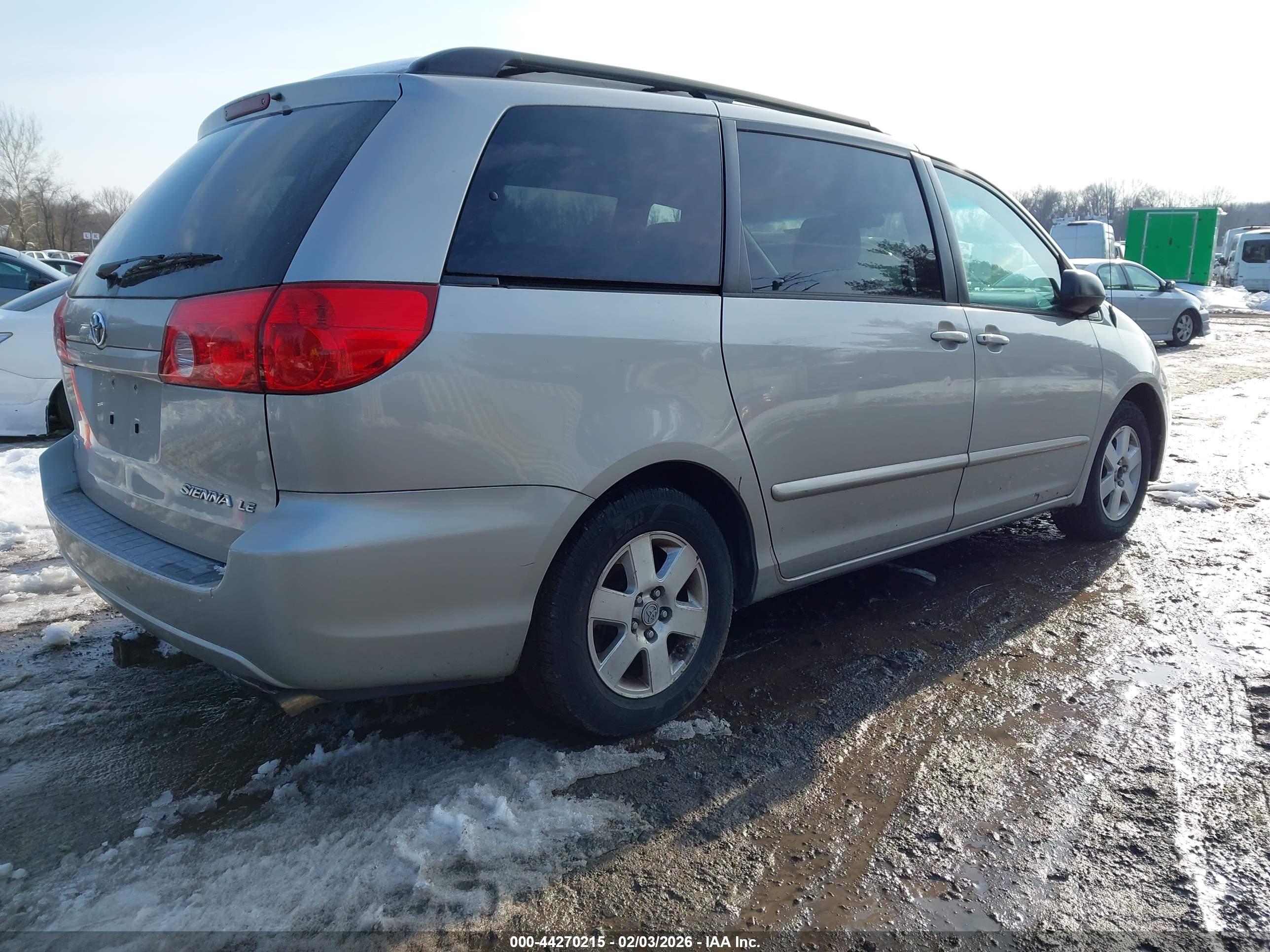 TOYOTA SIENNA image 4