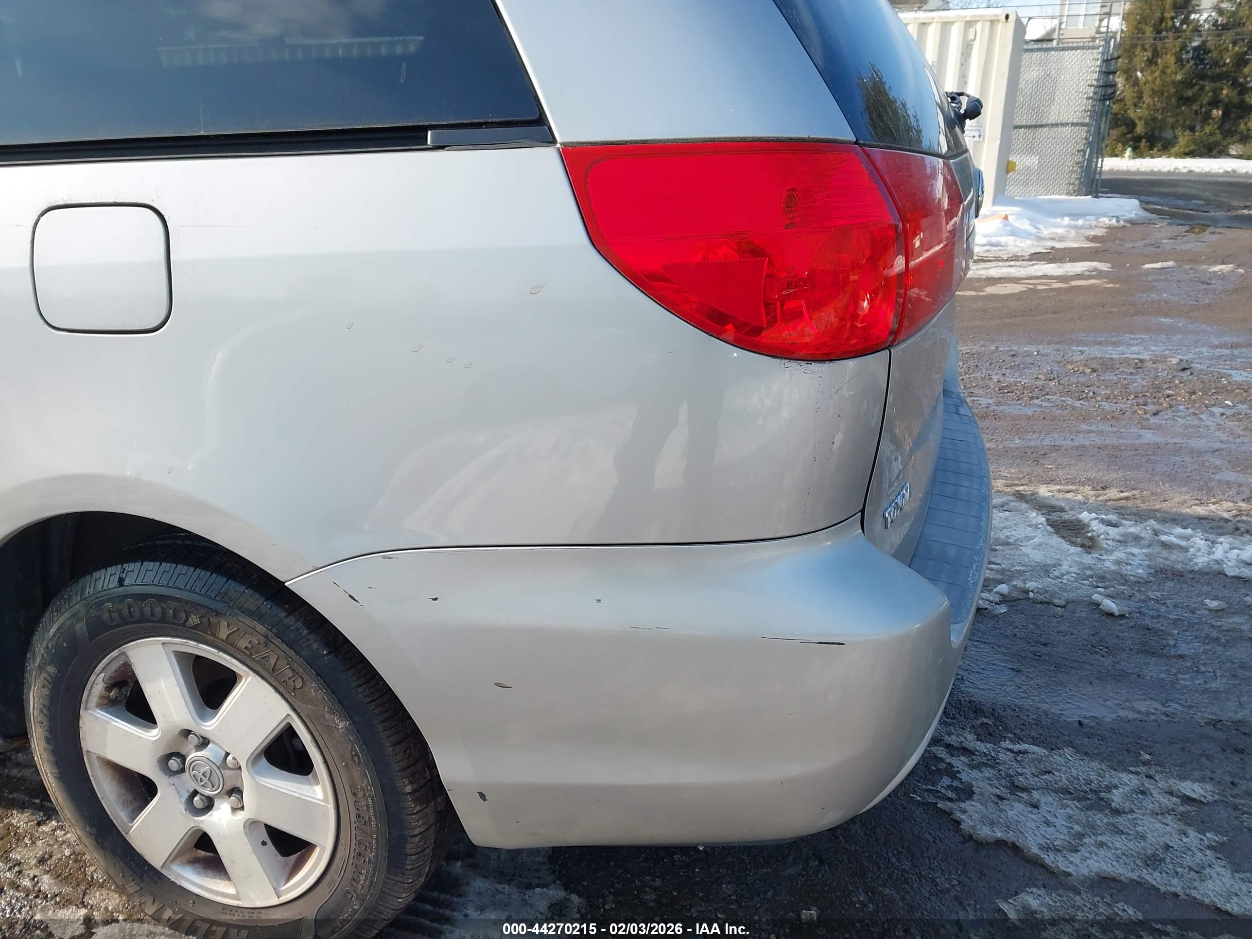 TOYOTA SIENNA image 6