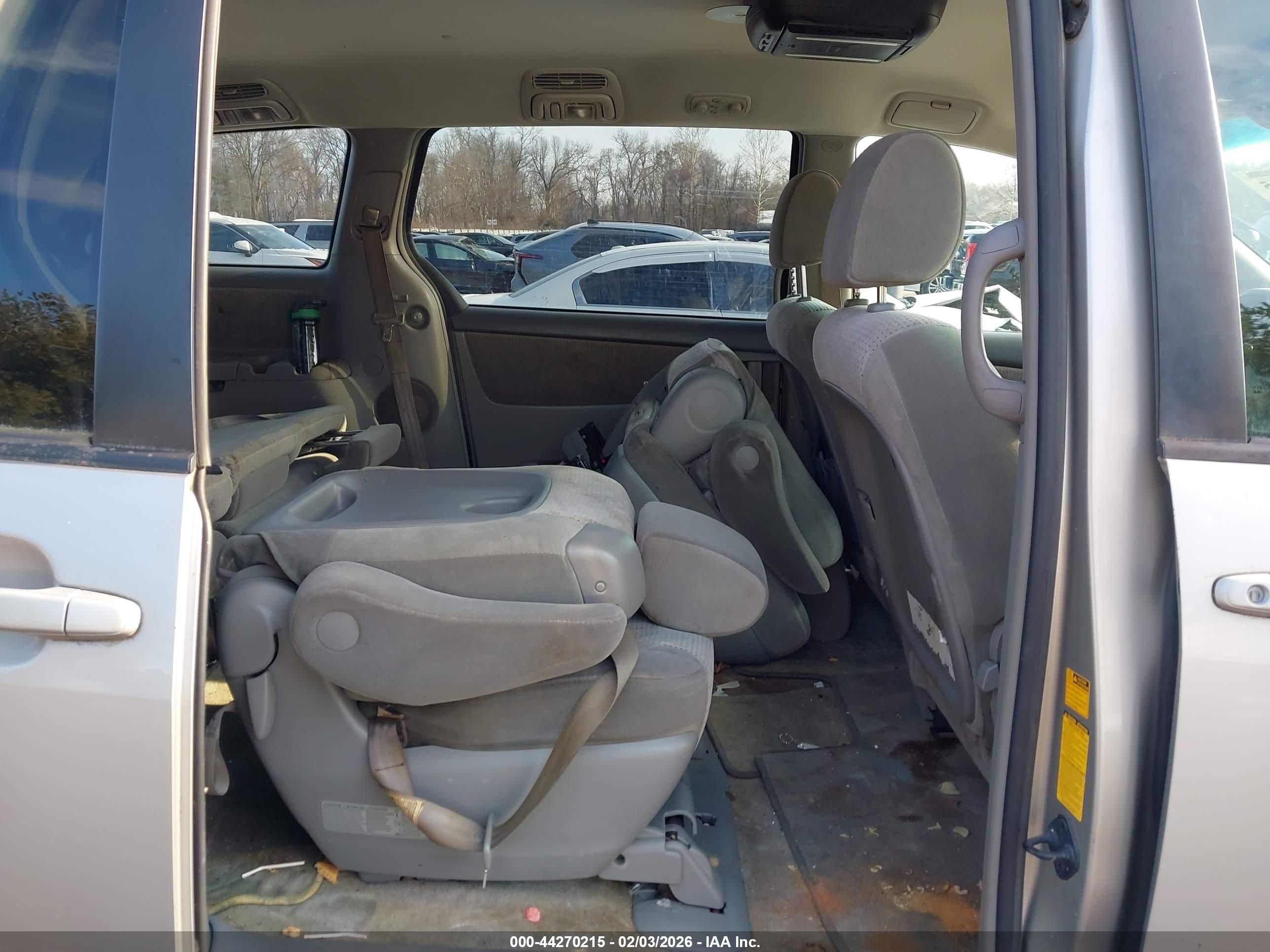 TOYOTA SIENNA image 8