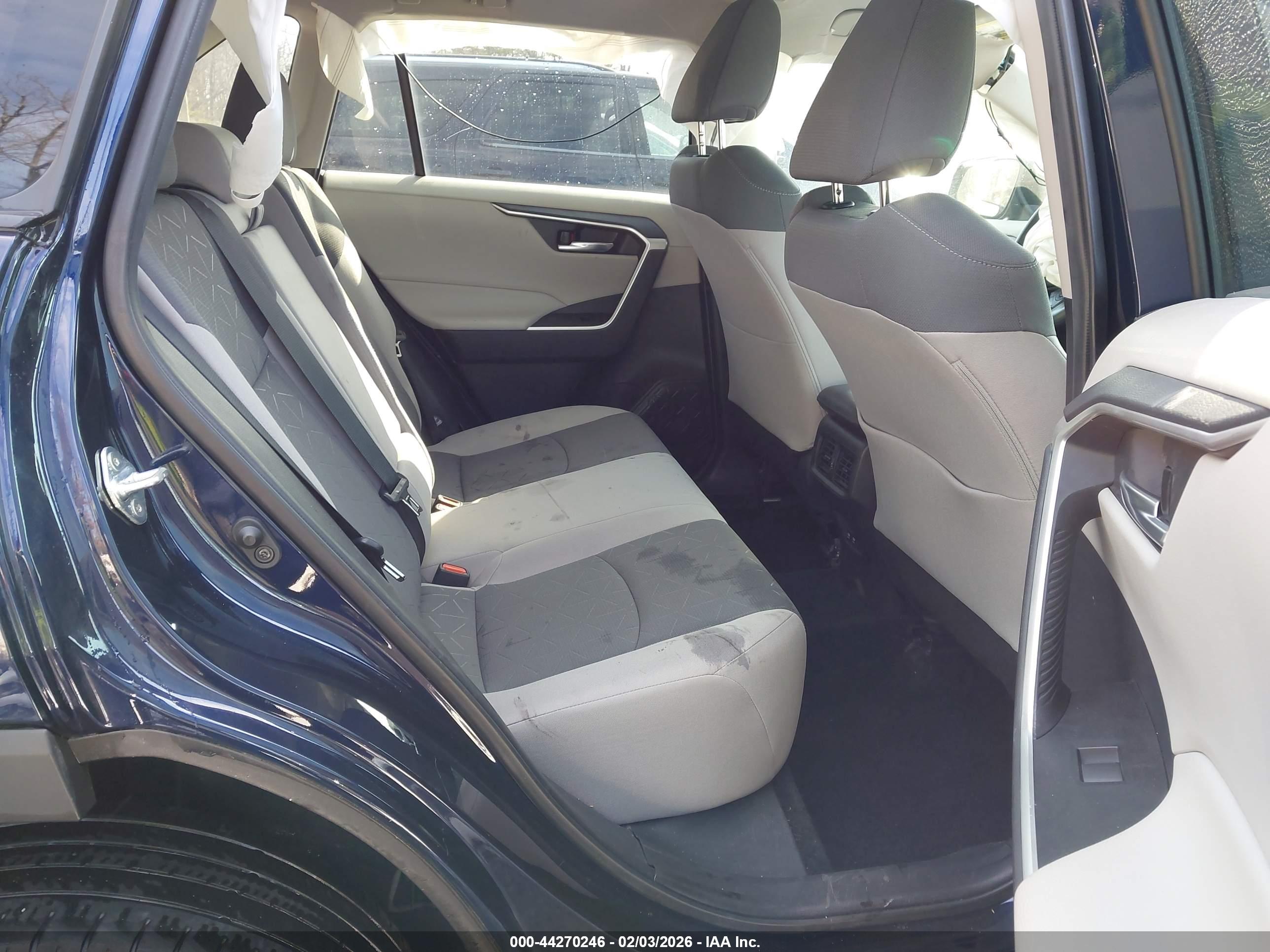 TOYOTA RAV4 image 8