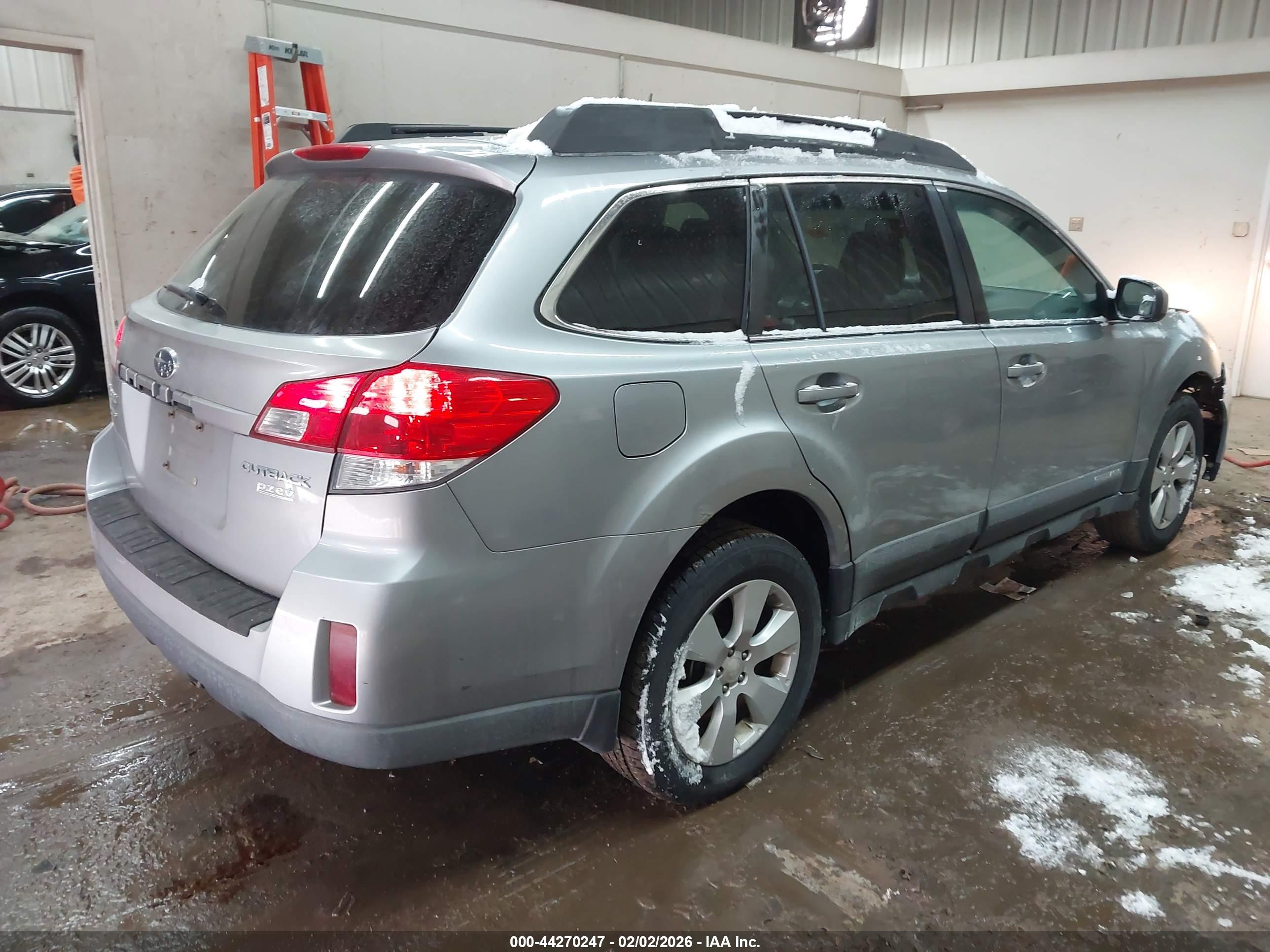 SUBARU OUTBACK image 4
