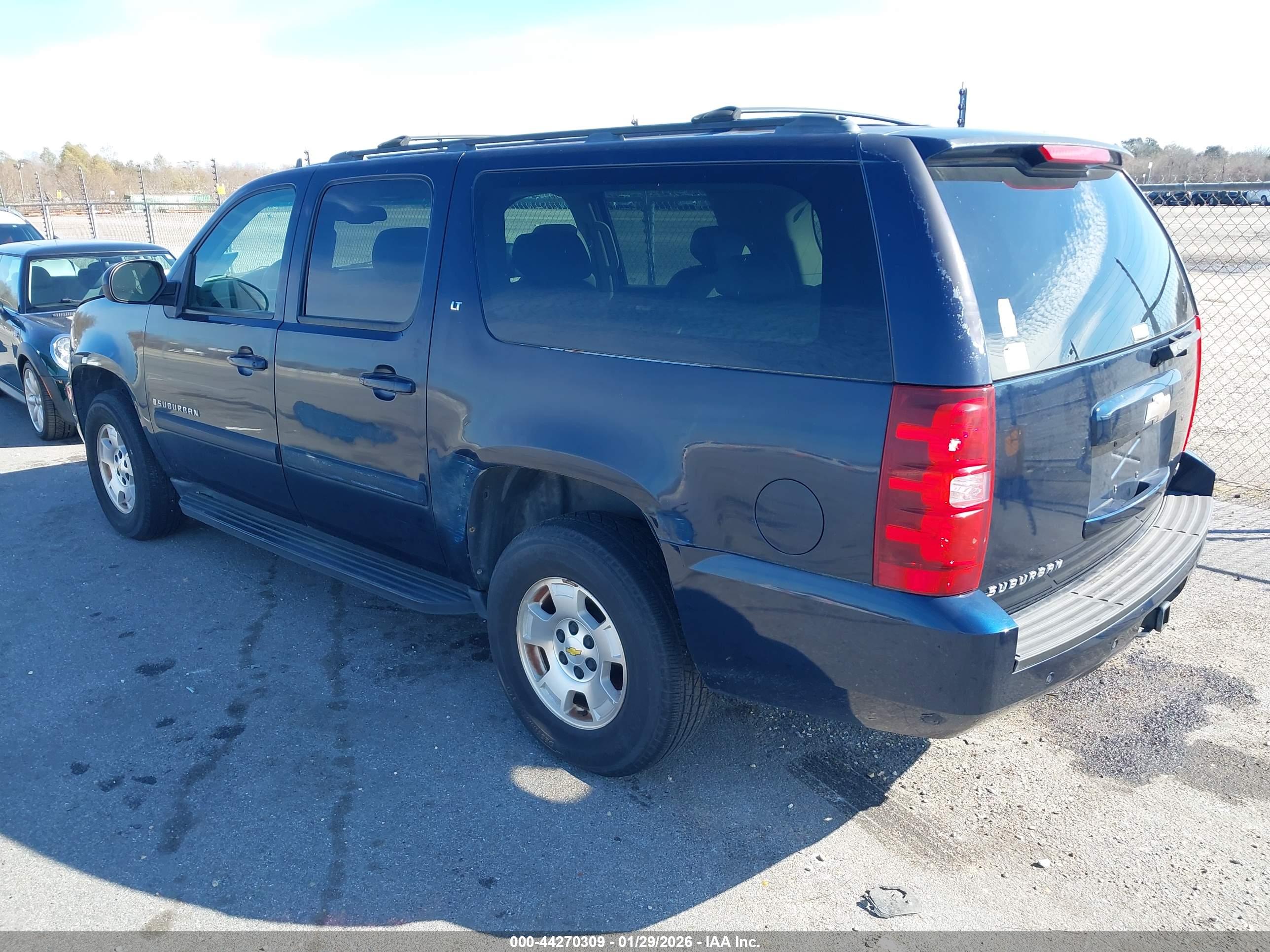 CHEVROLET SUBURBAN image 3