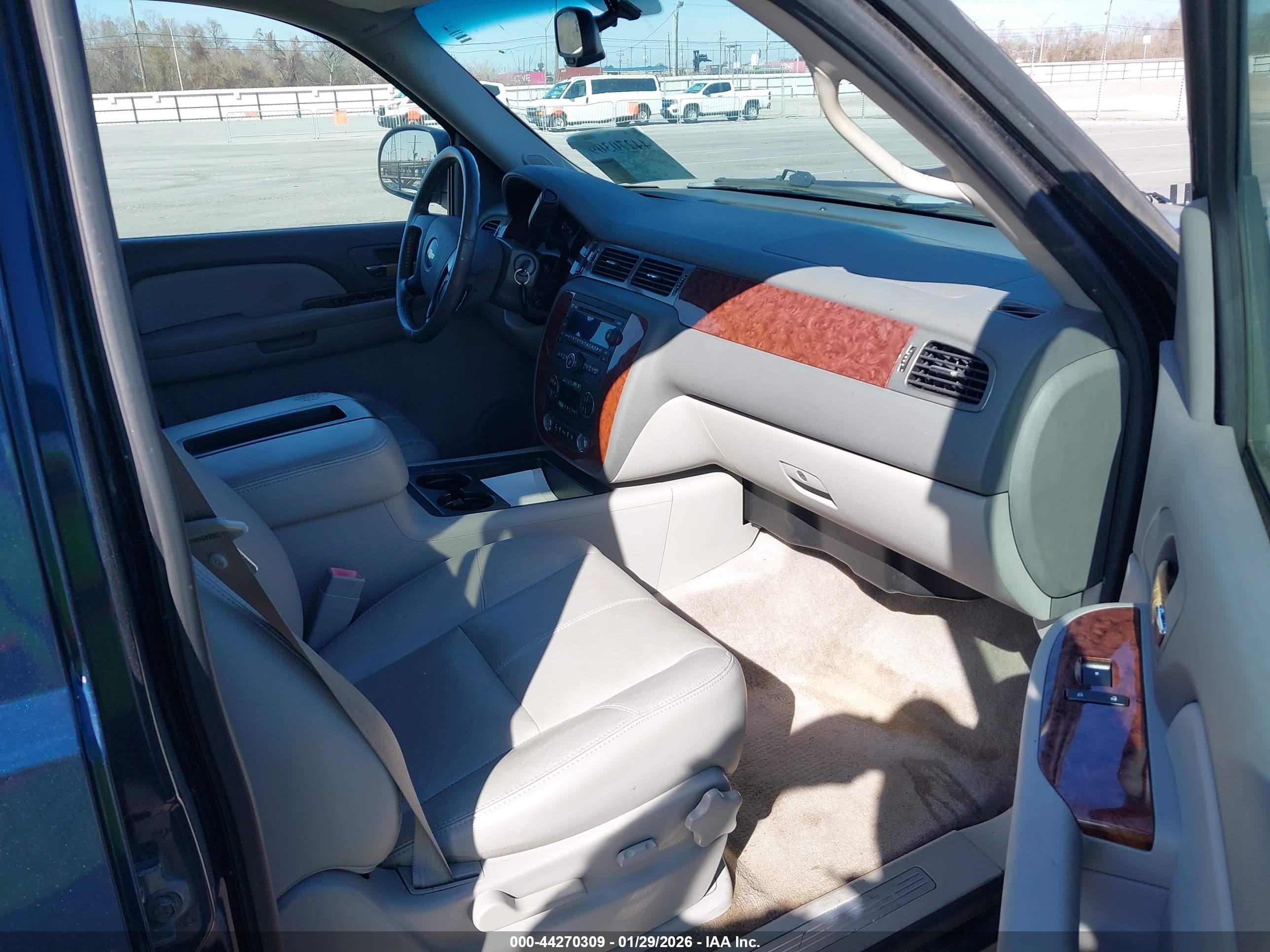 CHEVROLET SUBURBAN image 5