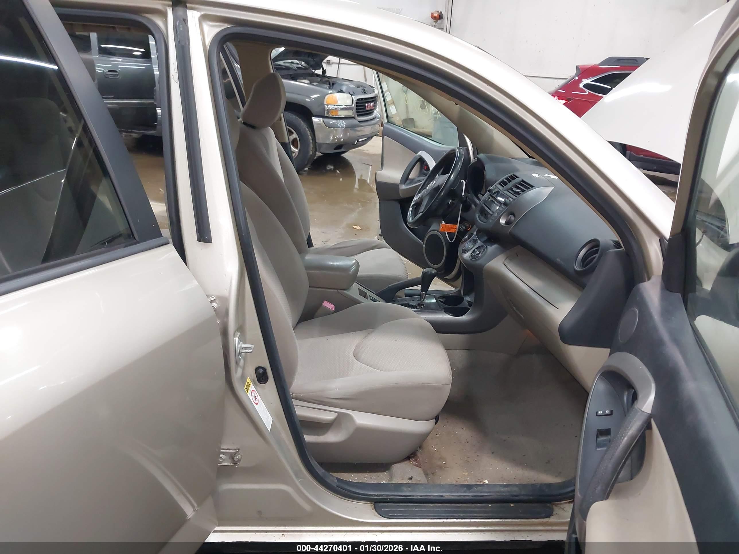 TOYOTA RAV4 image 5