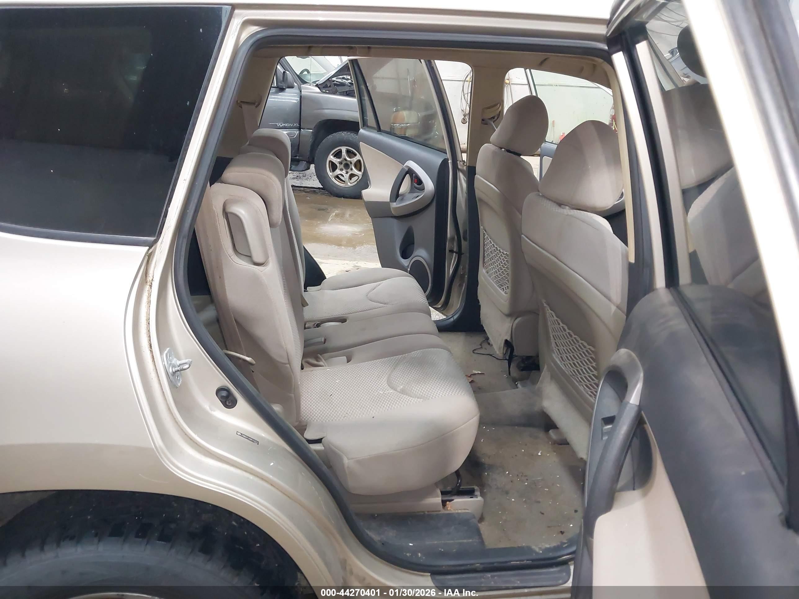 TOYOTA RAV4 image 8