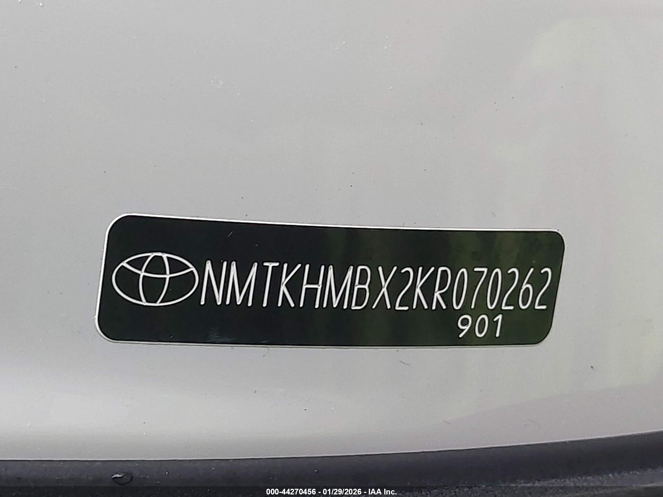 TOYOTA C-HR image 9