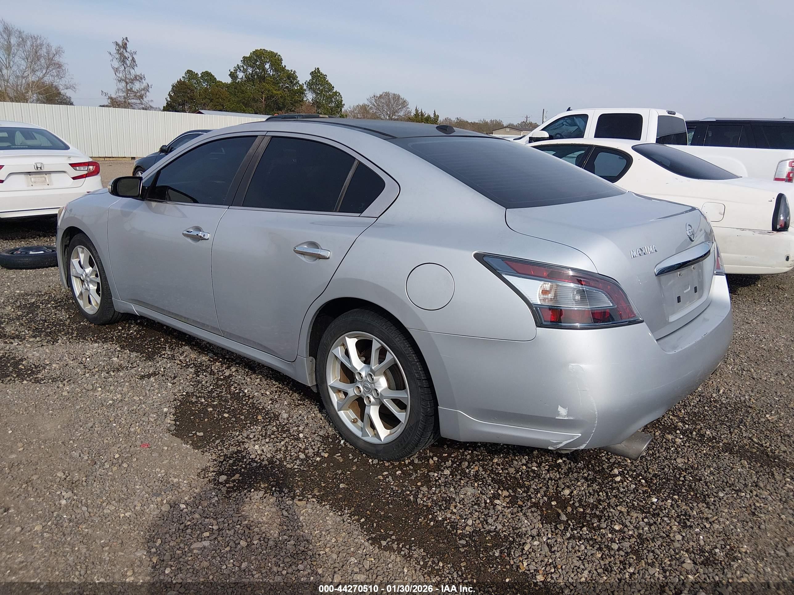 NISSAN MAXIMA image 3