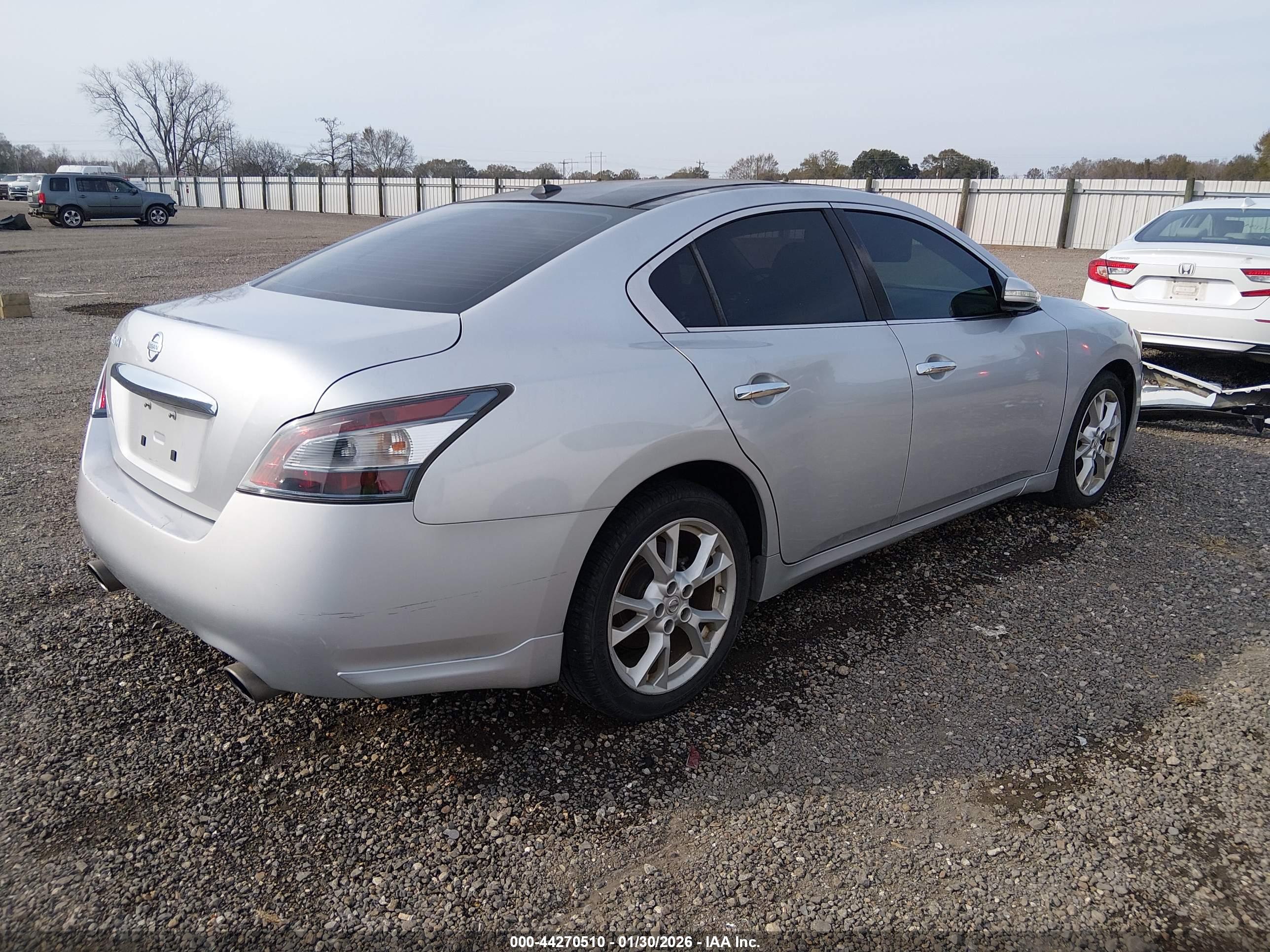 NISSAN MAXIMA image 4