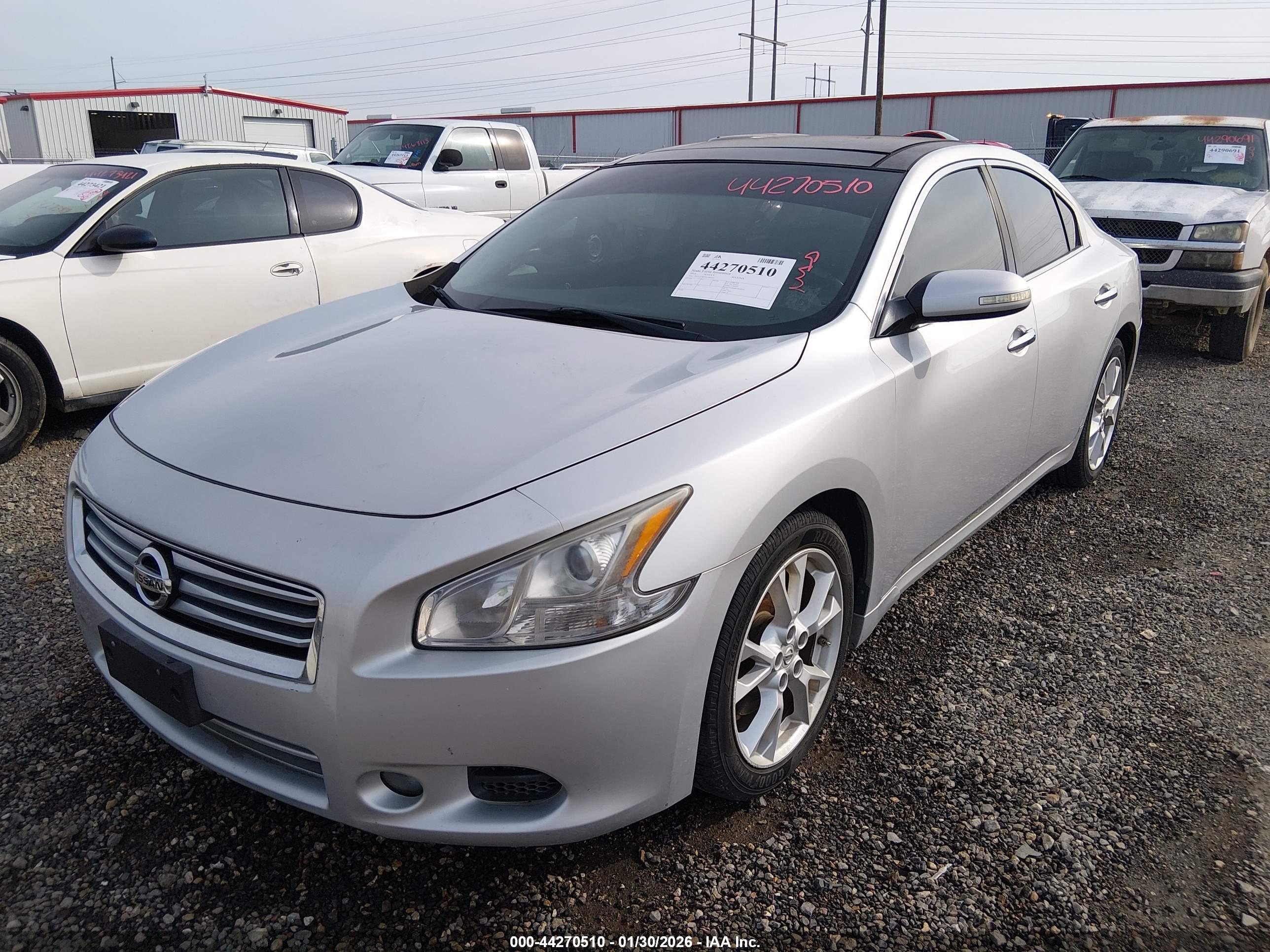 NISSAN MAXIMA image 6